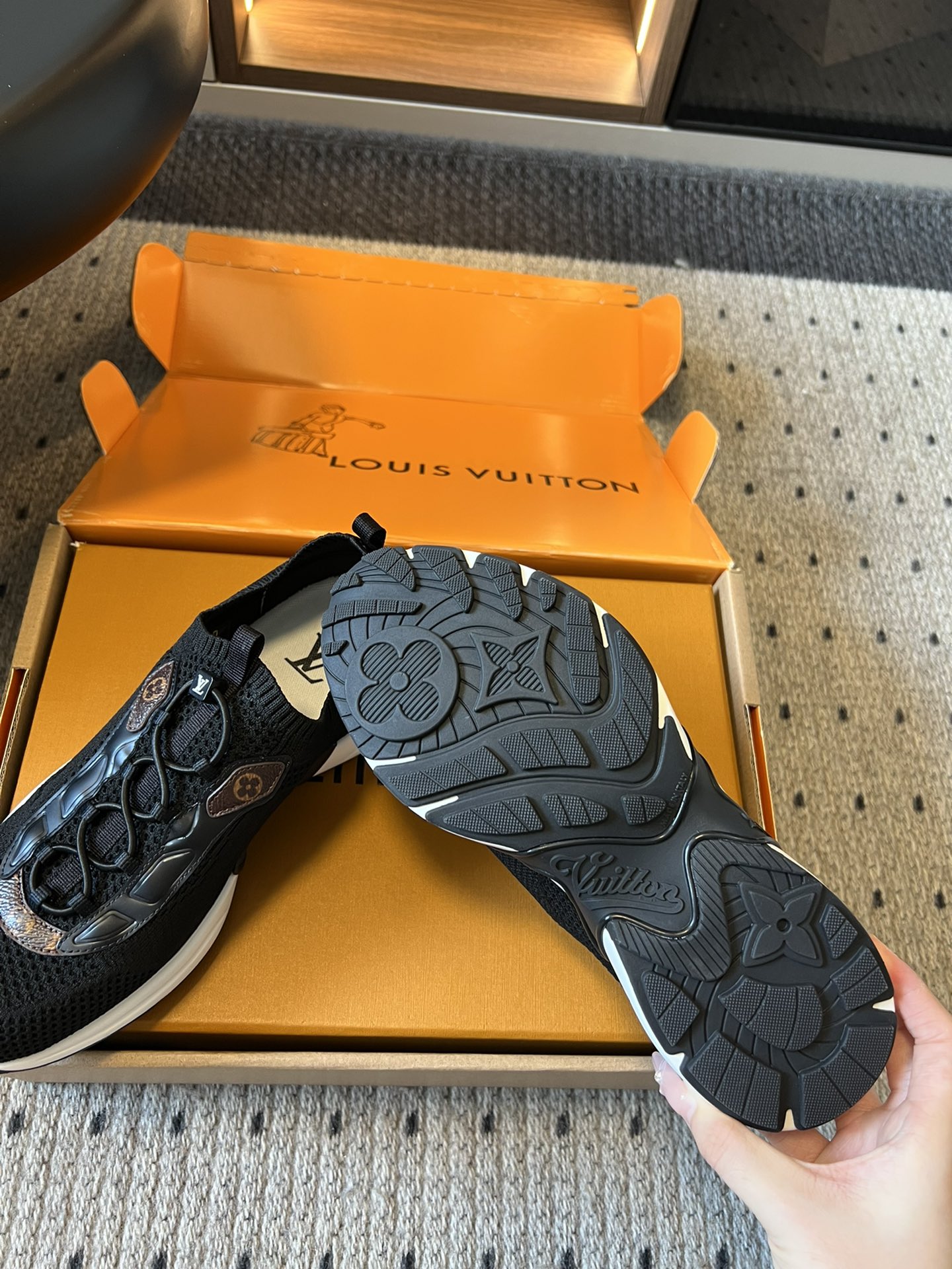 
Louis Vuitto* 路易威登新款休闲运动鞋

特别推荐银色！这双银角大王绝对的秀气！！细节每一