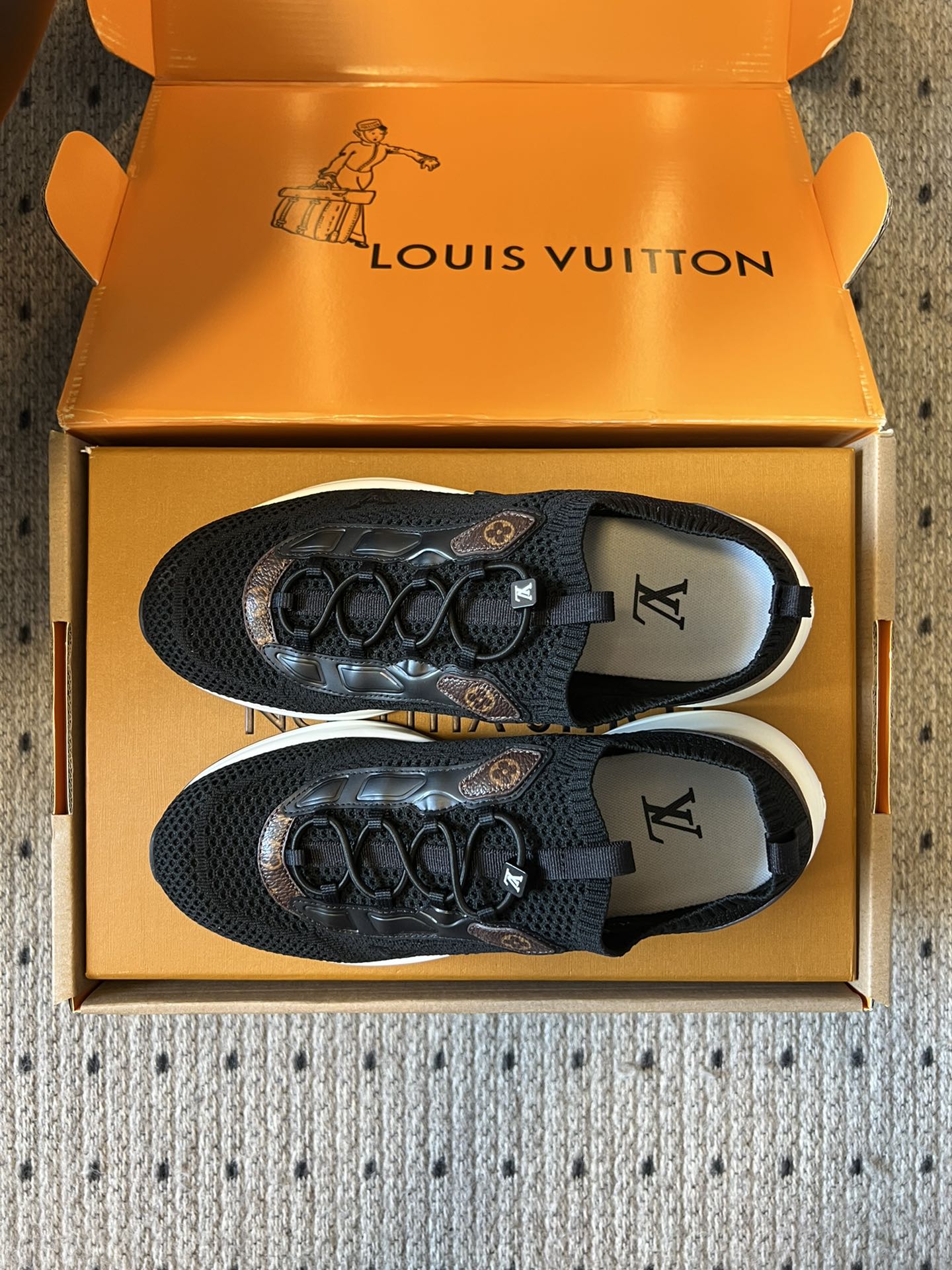 
Louis Vuitto* 路易威登新款休闲运动鞋

特别推荐银色！这双银角大王绝对的秀气！！细节每一