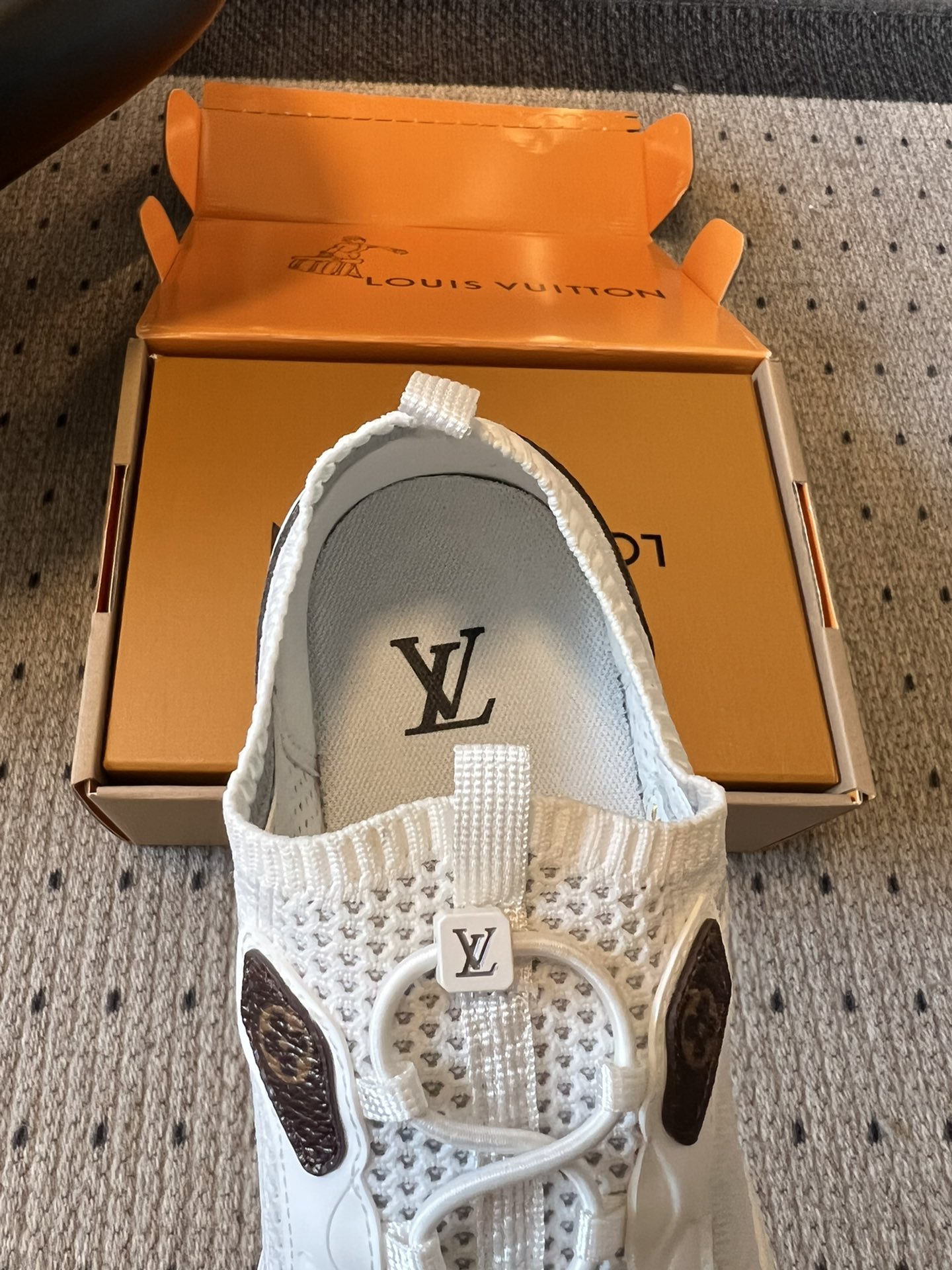 
Louis Vuitto* 路易威登新款休闲运动鞋

特别推荐银色！这双银角大王绝对的秀气！！细节每一