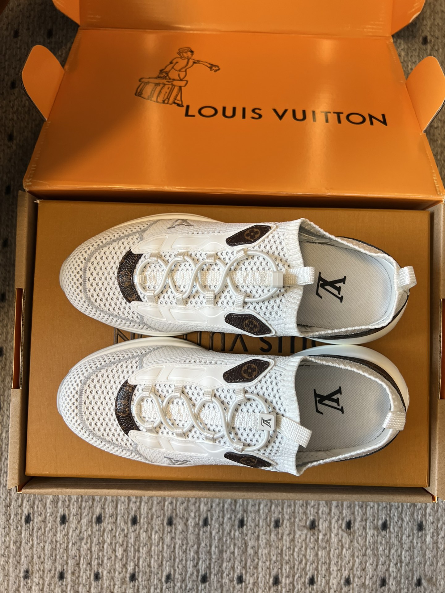 
Louis Vuitto* 路易威登新款休闲运动鞋

特别推荐银色！这双银角大王绝对的秀气！！细节每一