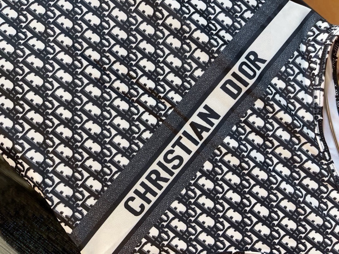 🆕
Dior 迪奥长袖连体泳衣，收腰显瘦显腿长！超nice 平时可以配牛仔裤、短裤当连体衣穿！ S M 