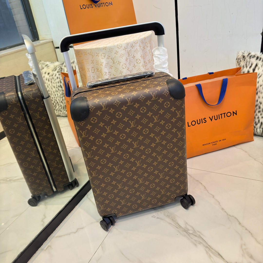 NO:811394,LV Louis Vuitton | Louis Vuitton New Official Website Counter Edition HORIZON55 Boarding Luggage Four-Wheel Trolley Luggage Luggage Brown Presbyopia 55cm Black Monogram Edlise Canvas and Leather Corners Subtle Exhibition of Elegant Style. The widened external trolley and two wheels allow for free gliding. The lightweight structure is easy to carry. The neat inner layer is equipped with elastic straps and pocket compartments for proper storage of items.  Size 55×38x21cm,,louis vuitton,louis vuitton,louis vuitton19860909LV路易威登 ｜Louis vuitton 新款官网专柜版 HORIZON55 登机行李箱 四轮拉杆箱 行李箱 棕色老花 55cm 黑色 Monogram Edlise 帆布和皮革包角,含蓄展露优雅格调.加宽外置拉杆和双轮实现自如滑行,轻盈构型方便随身携带,齐整内层配备弹力饰带与口袋隔层,可妥善存放物品. 尺寸55×38x21cm,,louis vuitton,louis vuitton,louis vuitton,luggage