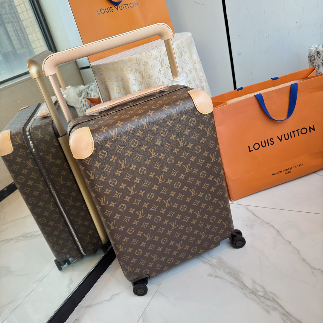 NO:811389,LV Louis Vuitton | Louis Vuitton New Official Website Counter Edition HORIZON55 Boarding Luggage Four-Wheel Trolley Luggage Brown Presbyopia 55cm Brown Monogram Edlise Canvas and Leather Corners Subtle Exhibition of Elegant Style. The widened external trolley and two wheels allow for free gliding. The lightweight structure is easy to carry. The neat inner layer is equipped with elastic straps and pocket compartments for proper storage of items.  Size 55×38x21cm,,louis vuitton,louis vuitton,louis vuitton19860909LV路易威登 ｜Louis vuitton 新款官网专柜版 HORIZON55 登机行李箱 四轮拉杆箱 行李箱 棕色老花 55cm 棕色 Monogram Edlise 帆布和皮革包角,含蓄展露优雅格调.加宽外置拉杆和双轮实现自如滑行,轻盈构型方便随身携带,齐整内层配备弹力饰带与口袋隔层,可妥善存放物品. 尺寸55×38x21cm,,louis vuitton,louis vuitton,louis vuitton,luggage