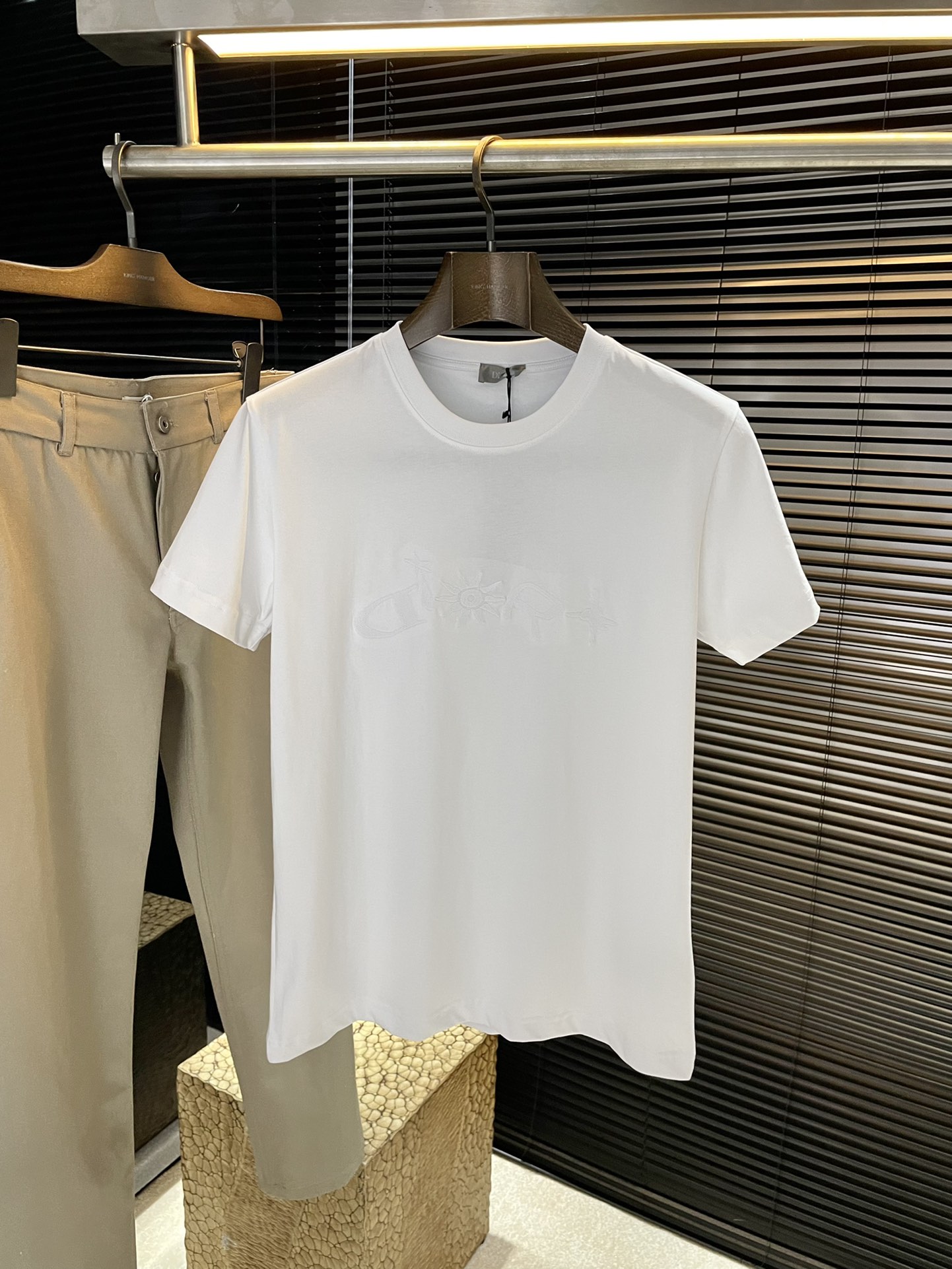 NO:500993,P Burb- (Babb) new embroidered T-shirt, this T-shirt is a new product for the men's clothing series in 2025, from the DIORANDLEWISHAMILTON limited series. It is carefully crafted from cotton jersey fabric, with the front embroidery with a co-branded series, reinterpreting the Dior logo in graphic style. It highlights the sporty silhouette and can be matched with jeans or sports trousers. Highly recommended!  Color White Gray Number of codes S M L XL,,burberry,burberry,dior,jeans,tees,t-shirt,alexander wang19860909P Burb-（巴宝）新款刺绣T恤衫,这款T恤是二零二五秋季男装系列新品,来自DIORANDLEWISHAMILTON 限定系列.采用棉质平纹针织面料精心制作,正面饰以联名系列刺绣,以图形风格重新诠释Dior标志.突显运动风格廓形,可搭配牛仔裤或运动长裤.强烈推荐！颜色 白色 灰色 码数 S M L XL,,burberry,burberry,dior,jeans,tees，t-shirt,alexander wang,Men's clothing