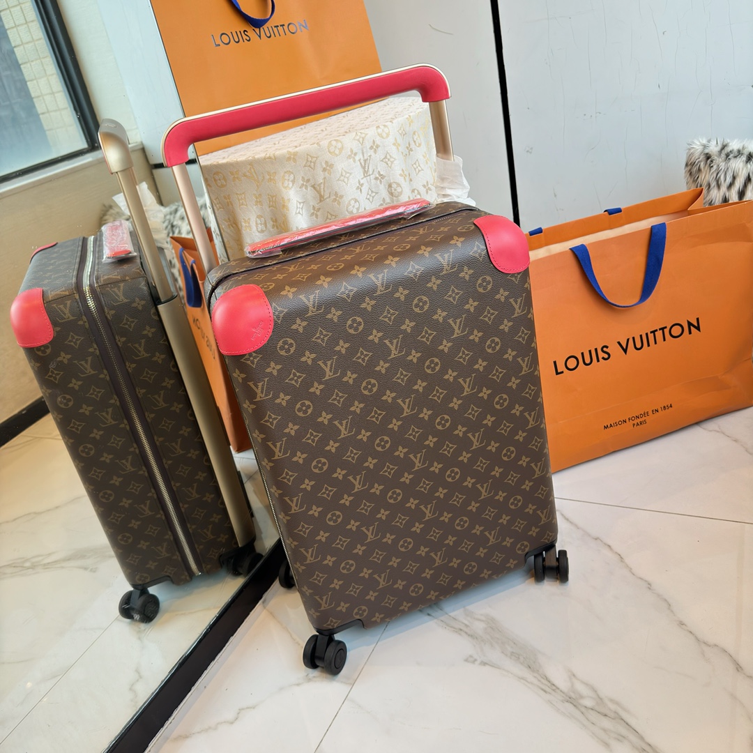 NO:811441,LV Louis Vuitton | Louis Vuitton New Official Website Counter Edition HORIZON55 Boarding Luggage Four-Wheel Trolley Luggage Brown Presbyopia 55cm Pink Monogram Edlise Canvas and Leather Corners Subtle Exhibition of Elegant Style. The widened external trolley and two wheels enable free gliding, and the lightweight structure is easy to carry. The neat inner layer is equipped with elastic straps and pocket compartments for proper storage of items.  Size 55×38x21cm,,louis vuitton,louis vuitton,louis vuitton19860909LV路易威登 ｜Louis vuitton 新款官网专柜版 HORIZON55 登机行李箱 四轮拉杆箱 行李箱 棕色老花 55cm 粉红色 Monogram Edlise 帆布和皮革包角,含蓄展露优雅格调.加宽外置拉杆和双轮实现自如滑行,轻盈构型方便随身携带,齐整内层配备弹力饰带与口袋隔层,可妥善存放物品. 尺寸55×38x21cm,,louis vuitton,louis vuitton,louis vuitton,luggage