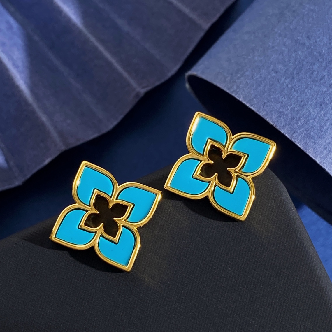 Roberto Coin Love in Verona earrings yellow gold with blue lapis lazuli inlay 1 5cm stud diameter