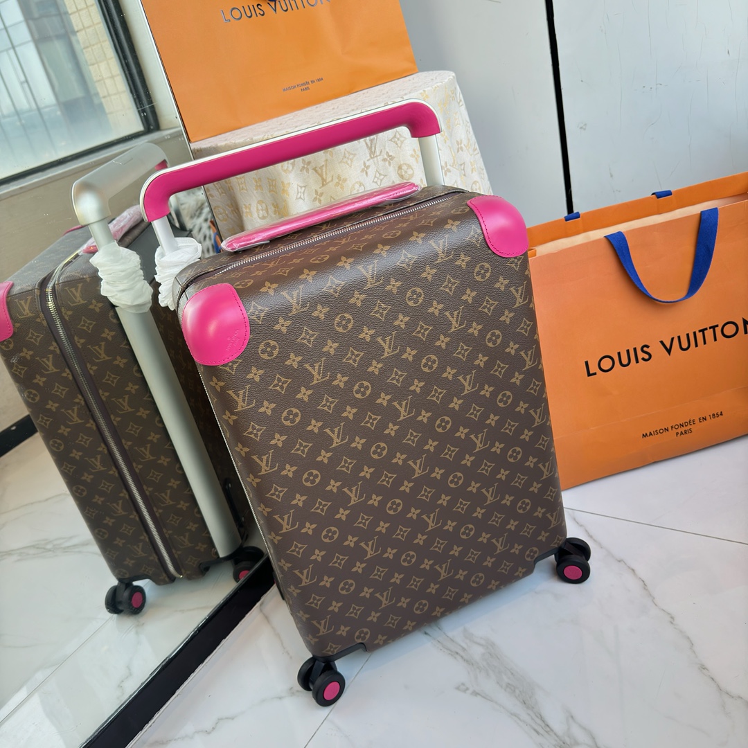 NO:811436,LV Louis Vuitton | Louis Vuitton New Official Website Counter Edition HORIZON55 Boarding Luggage Four-Wheel Trolley Luggage Brown Presbyopia 55cm Rose Red Monogram Edlise Canvas and Leather Corners Subtle Exhibition of Elegant Style. The widened external trolley and two wheels enable free gliding, and the lightweight structure is easy to carry. The neat inner layer is equipped with elastic straps and pocket compartments for proper storage of items.  Size 55×38x21cm,,louis vuitton,louis vuitton,louis vuitton19860909LV路易威登 ｜Louis vuitton 新款官网专柜版 HORIZON55 登机行李箱 四轮拉杆箱 行李箱 棕色老花 55cm 玫红色 Monogram Edlise 帆布和皮革包角,含蓄展露优雅格调.加宽外置拉杆和双轮实现自如滑行,轻盈构型方便随身携带,齐整内层配备弹力饰带与口袋隔层,可妥善存放物品. 尺寸55×38x21cm,,louis vuitton,louis vuitton,louis vuitton,luggage