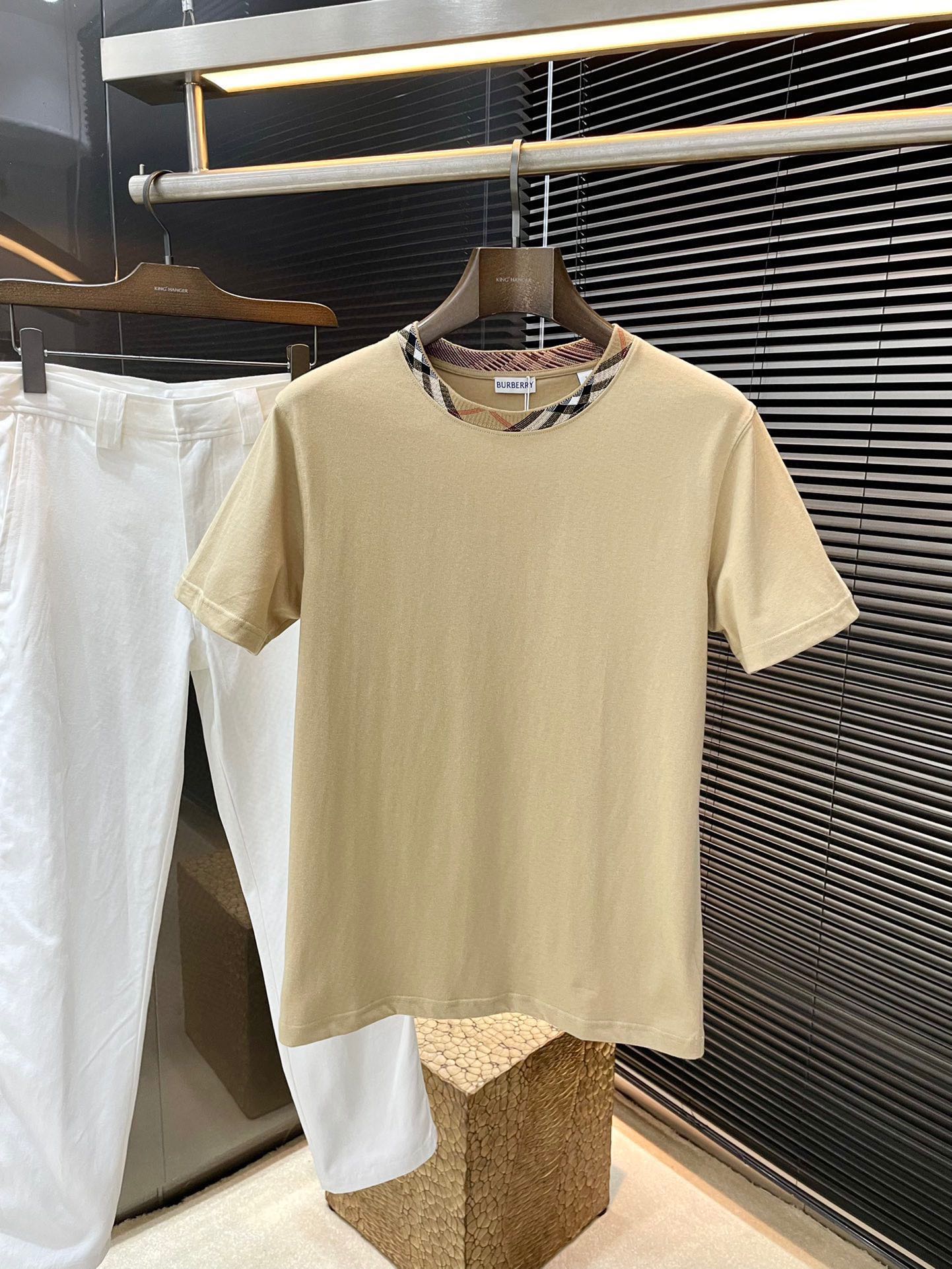 NO:500998,P Burberry- (Burberry) series VIP high-end customization, a new spring and summer plaid decorative cotton short-sleeved shirt, this T-shirt is made of flat cotton fabric, giving it a casual style. It incorporates the Burberry plaid ribbon design and interprets it in the brand's iconic sand color. There are three colors to choose from, highly recommended!  Color Black White Khaki S M L XL,,burberry,burberry,T-shirt,tees,t-shirt,alexander wang19860909P  Burberry-（巴宝莉）系列 VIP高级定制 春夏季新款格纹装饰棉质短袖,这款T恤衫选用平织棉面料打造,呈现休闲版型.融入Burberry 格纹饰带设计,以品牌标志性沙色演绎.有三个颜色可供挑选,强烈推荐！颜色 黑色 白色 卡其色 码数 S M L XL,,burberry,burberry,T-shirt,tees，t-shirt,alexander wang,Men's clothing