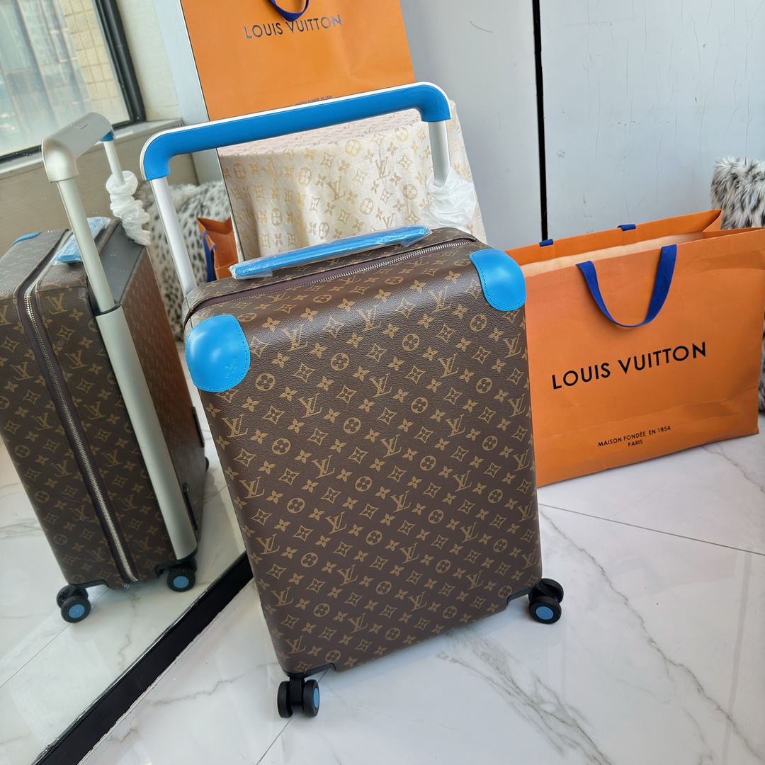 NO:811430,LV Louis Vuitton | Louis Vuitton New Official Website Counter Edition HORIZON55 Boarding Luggage Four-Wheel Trolley Luggage Brown Presbyopia 55cm Blue Monogram Edlise Canvas and Leather Corners Subtle Exhibition of Elegant Style. The widened external trolley and two wheels enable free gliding, and the lightweight structure is easy to carry. The neat inner layer is equipped with elastic straps and pocket compartments for proper storage of items.  Size 55×38x21cm,,louis vuitton,louis vuitton,louis vuitton19860909LV路易威登 ｜Louis vuitton 新款官网专柜版 HORIZON55 登机行李箱 四轮拉杆箱 行李箱 棕色老花 55cm 蓝色 Monogram Edlise 帆布和皮革包角,含蓄展露优雅格调.加宽外置拉杆和双轮实现自如滑行,轻盈构型方便随身携带,齐整内层配备弹力饰带与口袋隔层,可妥善存放物品. 尺寸55×38x21cm,,louis vuitton,louis vuitton,louis vuitton,luggage