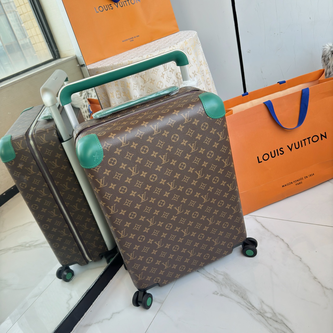NO:811424,LV Louis Vuitton | Louis Vuitton New Official Website Counter Edition HORIZON55 Boarding Luggage Four-Wheel Trolley Luggage Brown Presbyopia 55cm Green Monogram Edlise Canvas and Leather Corners Subtle Exhibition of Elegant Style. The widened external trolley and two wheels enable free gliding, and the lightweight structure is easy to carry. The neat inner layer is equipped with elastic straps and pocket compartments for proper storage of items.  Size 55×38x21cm,,louis vuitton,louis vuitton,louis vuitton19860909LV路易威登 ｜Louis vuitton 新款官网专柜版 HORIZON55 登机行李箱 四轮拉杆箱 行李箱 棕色老花 55cm 绿色 Monogram Edlise 帆布和皮革包角,含蓄展露优雅格调.加宽外置拉杆和双轮实现自如滑行,轻盈构型方便随身携带,齐整内层配备弹力饰带与口袋隔层,可妥善存放物品. 尺寸55×38x21cm,,louis vuitton,louis vuitton,louis vuitton,luggage