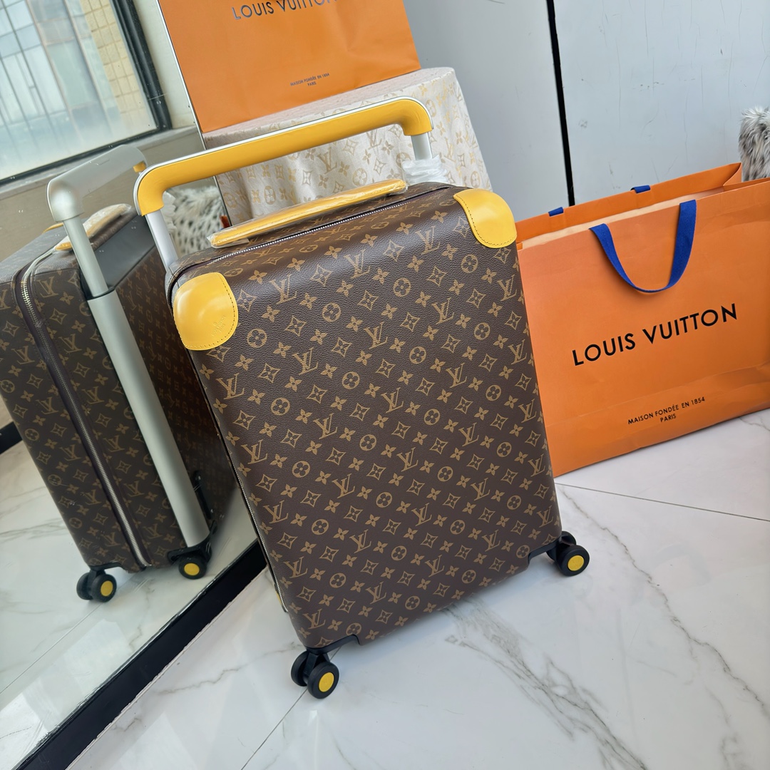 NO:811418,LV Louis Vuitton | Louis Vuitton New Official Website Counter Edition HORIZON55 Boarding Luggage Four-Wheel Trolley Luggage Brown Presbyopia 55cm Yellow Monogram Edlise Canvas and Leather Corners Subtle Exhibition of Elegant Style. The widened external trolley and two wheels enable free gliding, and the lightweight structure is easy to carry. The neat inner layer is equipped with elastic straps and pocket compartments for proper storage of items.  Size 55×38x21cm,,louis vuitton,louis vuitton,louis vuitton19860909LV路易威登 ｜Louis vuitton 新款官网专柜版 HORIZON55 登机行李箱 四轮拉杆箱 行李箱 棕色老花 55cm 黄色 Monogram Edlise 帆布和皮革包角,含蓄展露优雅格调.加宽外置拉杆和双轮实现自如滑行,轻盈构型方便随身携带,齐整内层配备弹力饰带与口袋隔层,可妥善存放物品. 尺寸55×38x21cm,,louis vuitton,louis vuitton,louis vuitton,luggage