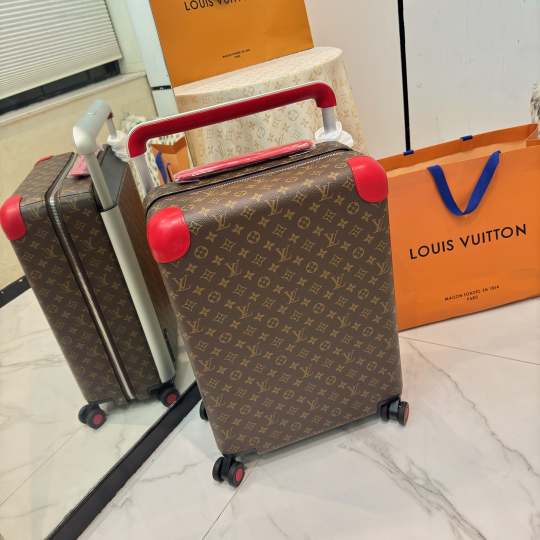 NO:811412,LV Louis Vuitton | Louis Vuitton New Official Website Counter Edition HORIZON55 Check-in Luggage Four-Wheel Trolley Luggage Brown Presbyopia 55cm Red Monogram Edlise Canvas and Leather Corners Subtle Exhibition of Elegant Style. The widened external trolley and two wheels enable free gliding, and the lightweight structure is easy to carry. The neat inner layer is equipped with elastic straps and pocket compartments for proper storage of items.  Size 55×38x21cm,,louis vuitton,louis vuitton,louis vuitton19860909LV路易威登 ｜Louis vuitton 新款官网专柜版 HORIZON55 登机行李箱 四轮拉杆箱 行李箱 棕色老花 55cm 红色 Monogram Edlise 帆布和皮革包角,含蓄展露优雅格调.加宽外置拉杆和双轮实现自如滑行,轻盈构型方便随身携带,齐整内层配备弹力饰带与口袋隔层,可妥善存放物品. 尺寸55×38x21cm,,louis vuitton,louis vuitton,louis vuitton,luggage