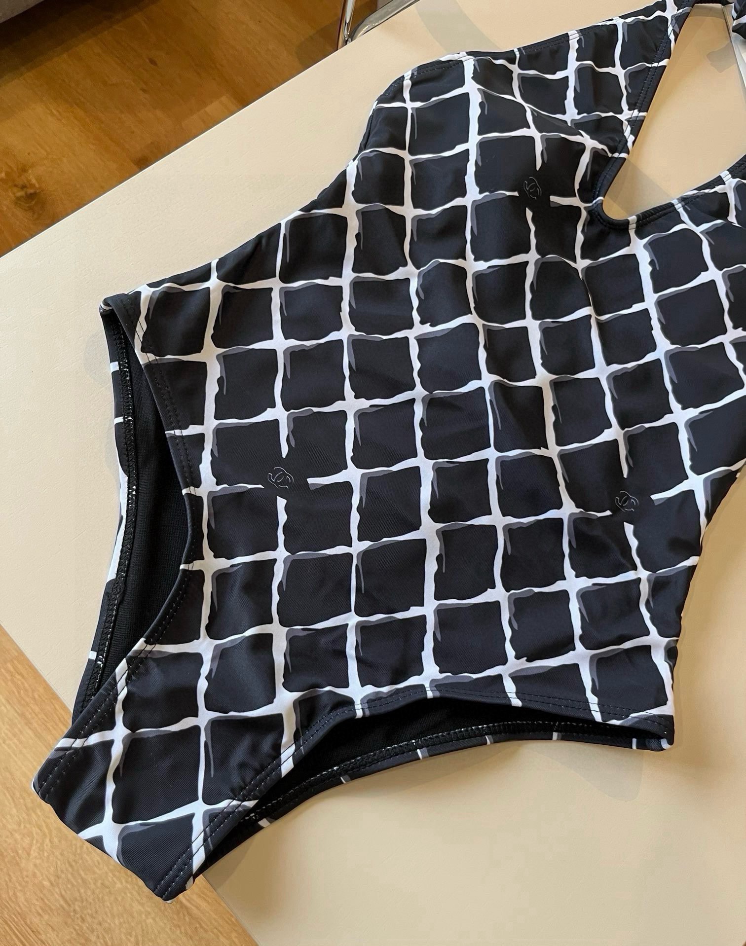 🆕
Chanel香奈儿新款连体泳衣  😍🥰适合多种场景的游泳衣🏊‍♀️海边 游泳池 温泉 水上乐园 漂流