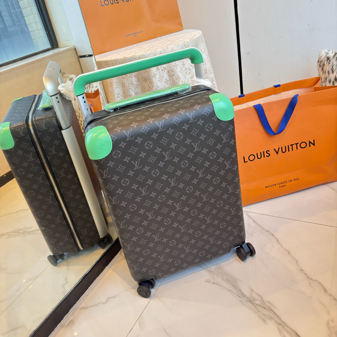 NO:811417,LV Louis Vuitton | Louis Vuitton New Official Website Counter Edition HORIZON55 Boarding Luggage Four-Wheel Trolley Case Black Presbyopia 55cm Light Green Monogram Edlise Canvas and Leather Corners Subtle Exhibition of Elegant Style. The widened external trolley and two wheels allow for free gliding. The lightweight structure is easy to carry around. The neat inner layer is equipped with elastic straps and pocket compartments for proper storage of items.  Size 55×38x21cm,,louis vuitton,louis vuitton,louis vuitton19860909LV路易威登 ｜Louis vuitton 新款官网专柜版 HORIZON55 登机行李箱 四轮拉杆箱 黑色老花 55cm 浅绿色 Monogram Edlise 帆布和皮革包角,含蓄展露优雅格调.加宽外置拉杆和双轮实现自如滑行,轻盈构型方便随身携带,齐整内层配备弹力饰带与口袋隔层,可妥善存放物品. 尺寸55×38x21cm,,louis vuitton,louis vuitton,louis vuitton,luggage