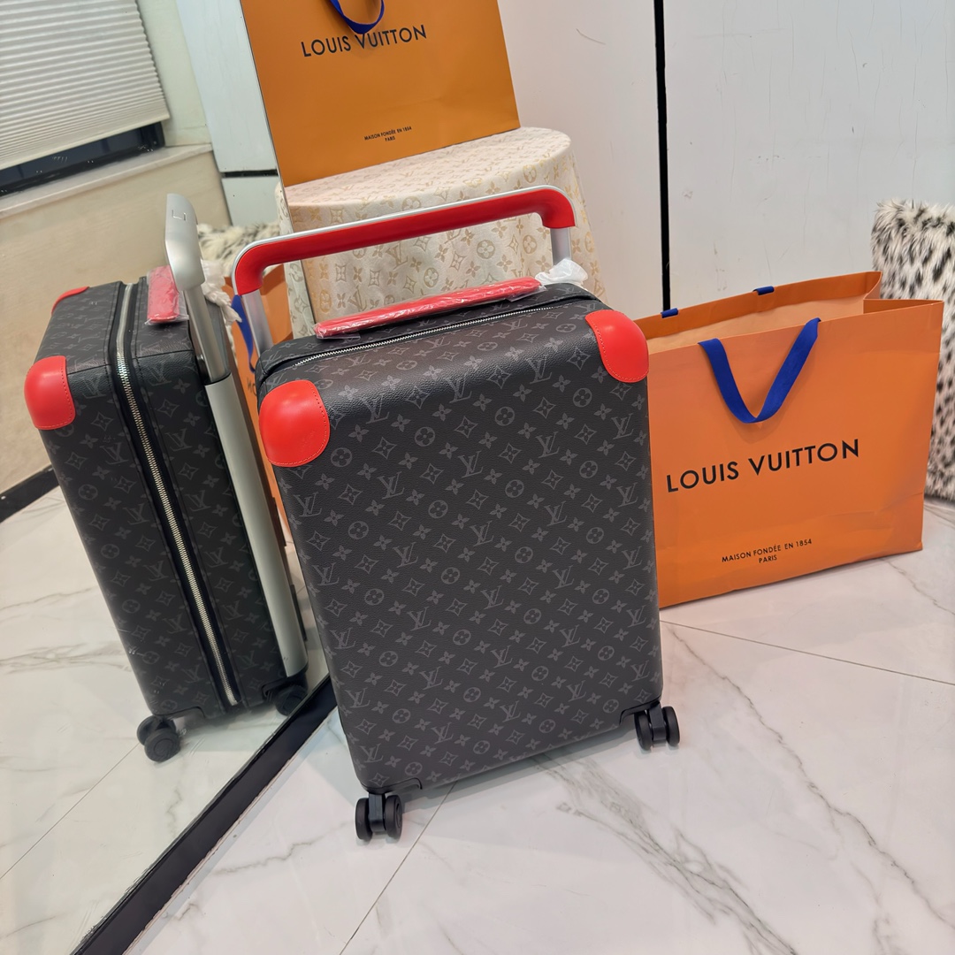 NO:811411,LV Louis Vuitton | Louis Vuitton New Official Website Counter Edition HORIZON55 Boarding Luggage Four-Wheel Trolley Case Black Presbyopia 55cm Orange Monogram Edlise Canvas and Leather Corners Subtle Exhibition of Elegant Style. The widened external trolley and two wheels allow for free gliding. The lightweight structure is easy to carry around. The neat inner layer is equipped with elastic straps and pocket compartments for proper storage of items.  Size 55×38x21cm,,louis vuitton,louis vuitton,louis vuitton19860909LV路易威登 ｜Louis vuitton 新款官网专柜版 HORIZON55 登机行李箱 四轮拉杆箱 黑色老花 55cm 橙色 Monogram Edlise 帆布和皮革包角,含蓄展露优雅格调.加宽外置拉杆和双轮实现自如滑行,轻盈构型方便随身携带,齐整内层配备弹力饰带与口袋隔层,可妥善存放物品. 尺寸55×38x21cm,,louis vuitton,louis vuitton,louis vuitton,luggage
