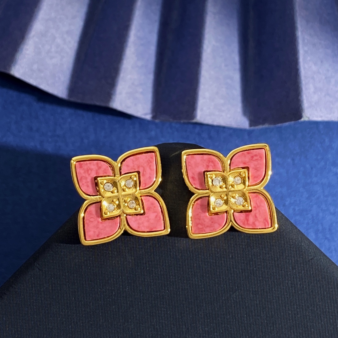 RC80 65 65Roberto Coin珂瑛 贝壳玛瑙镶钻四瓣花 四叶花耳钉 黄铜材料电镀18k黄金