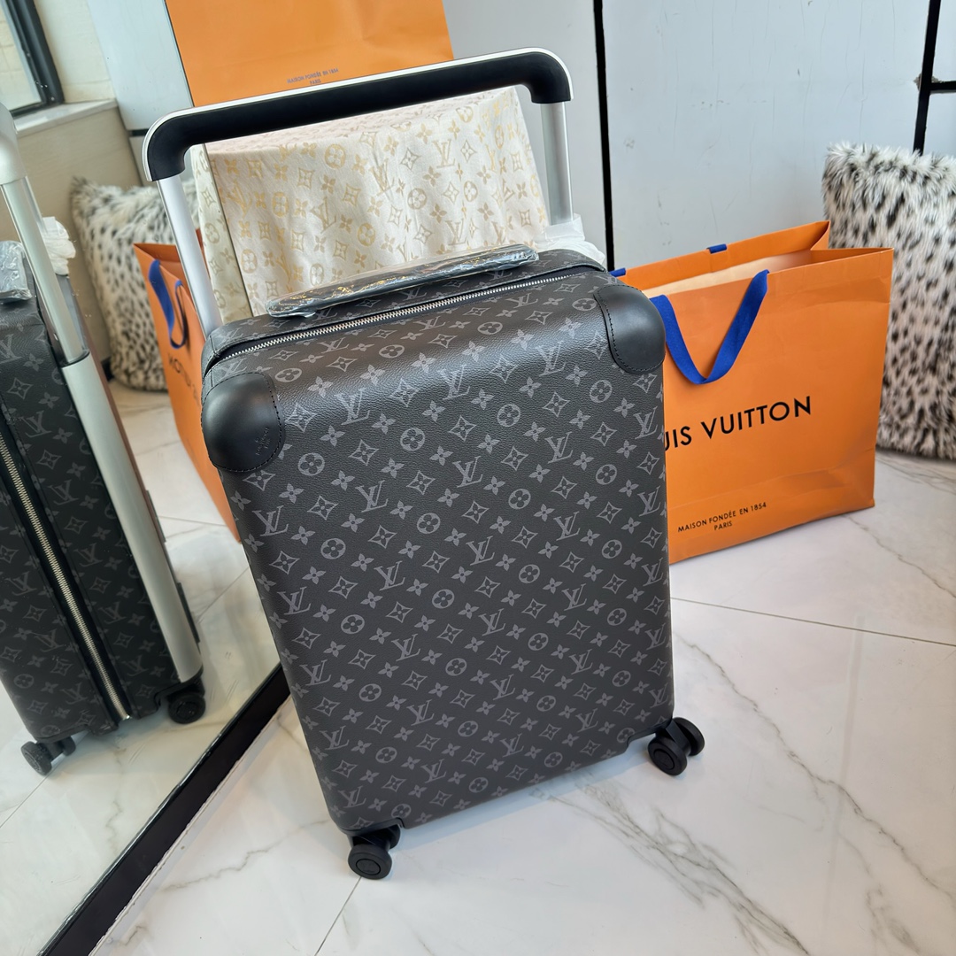 NO:811405,LV Louis Vuitton | Louis Vuitton New Official Website Counter Edition HORIZON55 Boarding Luggage Four-Wheel Trolley Case Black Presbyopia 55cm Black Monogram Edlise Canvas and Leather Corners Subtle Exhibition of Elegant Style. The widened external trolley and two wheels enable free gliding. The lightweight structure is easy to carry around. The neat inner layer is equipped with elastic straps and pocket compartments for proper storage of items.  Size 55×38x21cm,,louis vuitton,louis vuitton,louis vuitton19860909LV路易威登 ｜Louis vuitton 新款官网专柜版 HORIZON55 登机行李箱 四轮拉杆箱 黑色老花 55cm 黑色 Monogram Edlise 帆布和皮革包角,含蓄展露优雅格调.加宽外置拉杆和双轮实现自如滑行,轻盈构型方便随身携带,齐整内层配备弹力饰带与口袋隔层,可妥善存放物品. 尺寸55×38x21cm,,louis vuitton,louis vuitton,louis vuitton,luggage