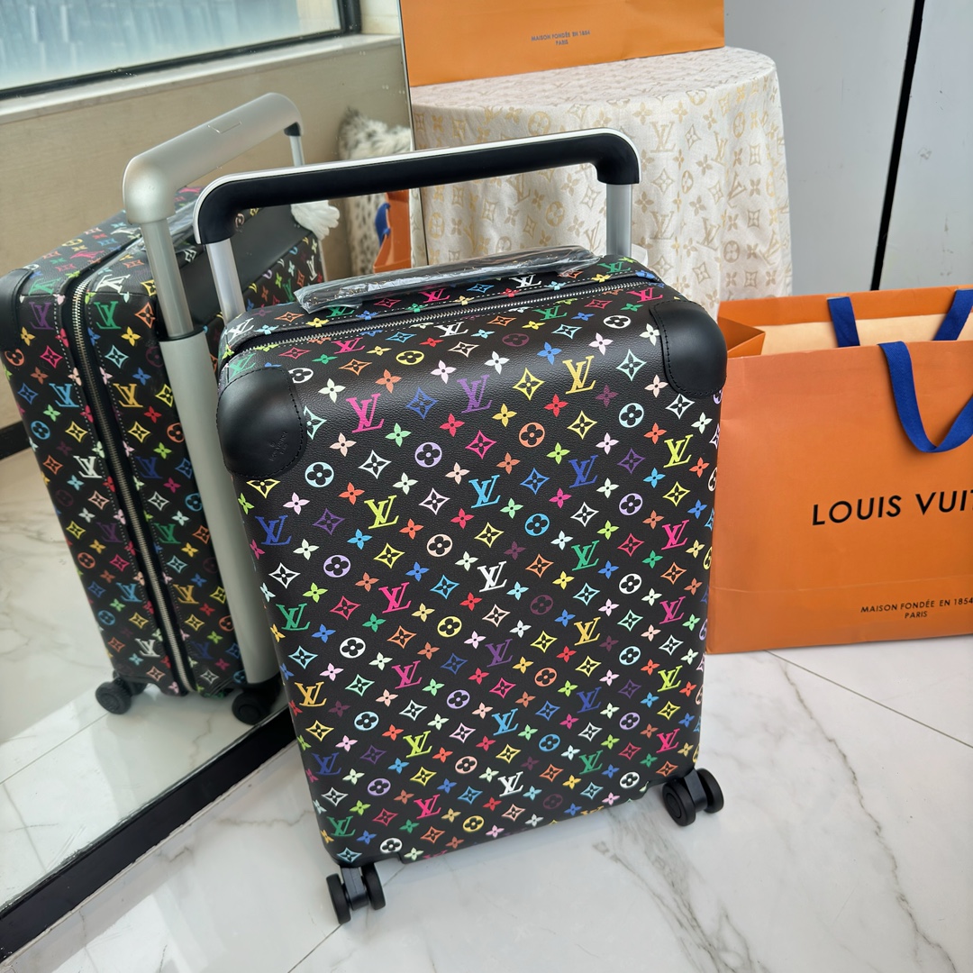 NO:811399,LV Louis Vuitton | Louis Vuitton New Official Website Counter Edition HORIZON55 Boarding Luggage Four-Wheel Trolley Case Black Tricolor Presbyopia 55cm Monogram Edlise Canvas and Leather Corners Subtle Exhibition of Elegant Style. The widened external trolley and two wheels enable free gliding. The lightweight structure is easy to carry around. The neat inner layer is equipped with elastic straps and pocket compartments for proper storage of items.  Size 55×38x21cm,,louis vuitton,louis vuitton,louis vuitton19860909LV路易威登 ｜Louis vuitton 新款官网专柜版 HORIZON55 登机行李箱 四轮拉杆箱 黑三彩老花 55cm  Monogram Edlise 帆布和皮革包角,含蓄展露优雅格调.加宽外置拉杆和双轮实现自如滑行,轻盈构型方便随身携带,齐整内层配备弹力饰带与口袋隔层,可妥善存放物品. 尺寸55×38x21cm,,louis vuitton,louis vuitton,louis vuitton,luggage