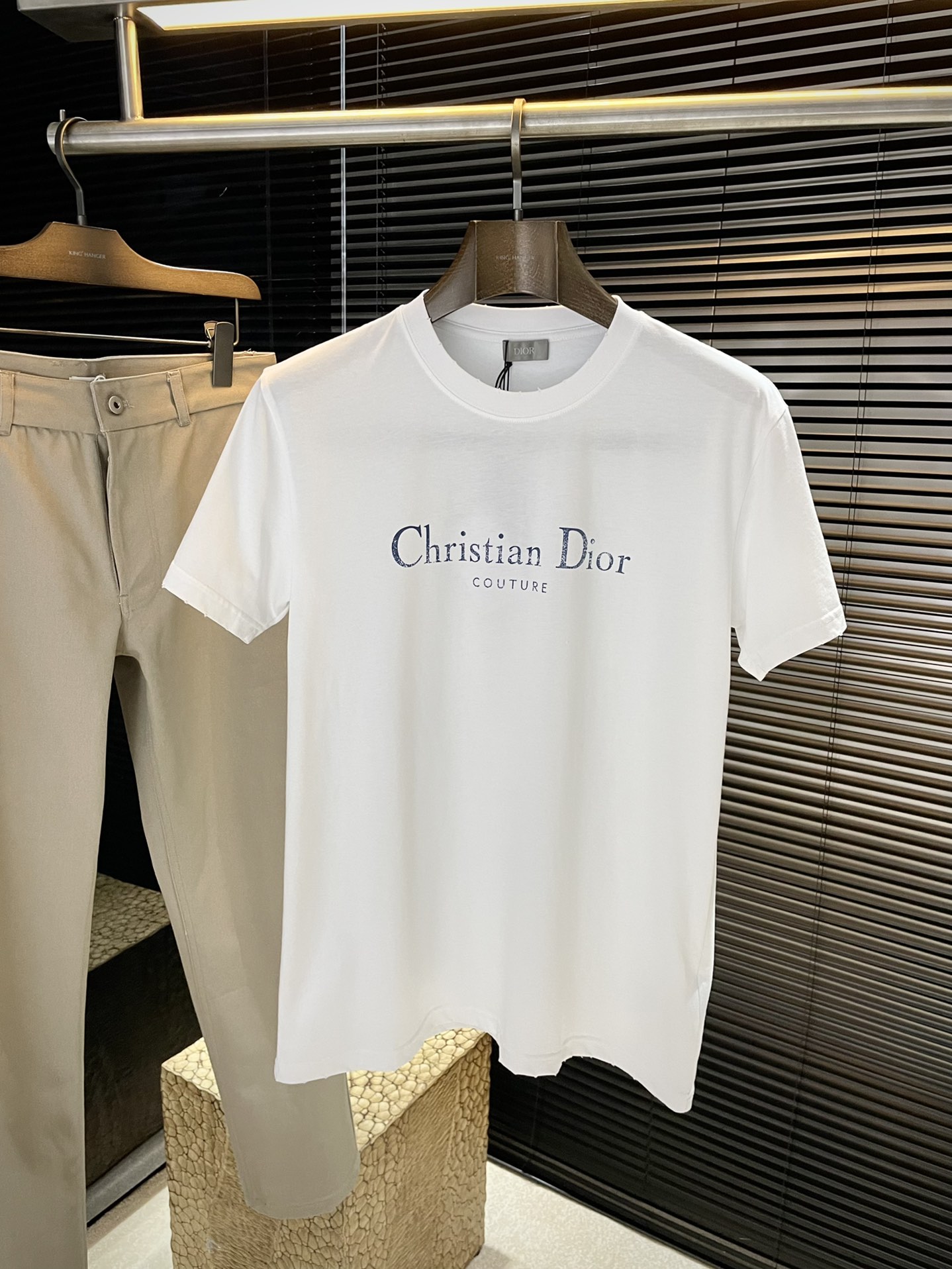 NO:501003,P Dio's new cotton jersey fabric antique effect T-shirt, this Christian Dior Couture T-shirt is a new product in the fall 2025 men's clothing series, adding a fashionable temperament to the classic items in the wardrobe. It is carefully crafted with black antique effect cotton jersey fabric, and the chest is decorated with Christian Dior Couture logo print to enhance the style. It can be matched with jeans or shorts to create a casual look. Highly recommended!  Color Black White Number of codes S M L XL,,dior,dior,shorts,jeans,tees,t-shirt,alexander wang19860909P Dio（迪奥）新款棉质平纹针织面料仿旧效果T恤衫,这款Christian Dior CoutureT恤是二零二五秋季男装系列新品,为衣橱的经典单品增添时尚气质.采用黑色仿旧效果棉质平纹针织面料精心制作,胸前饰以Christian Dior Couture标志印花提升格调.可与牛仔裤或短裤搭配,打造休闲造型.强烈推荐！颜色 黑色 白色 码数 S M L XL,,dior,dior,shorts,jeans,tees，t-shirt,alexander wang,Men's clothing