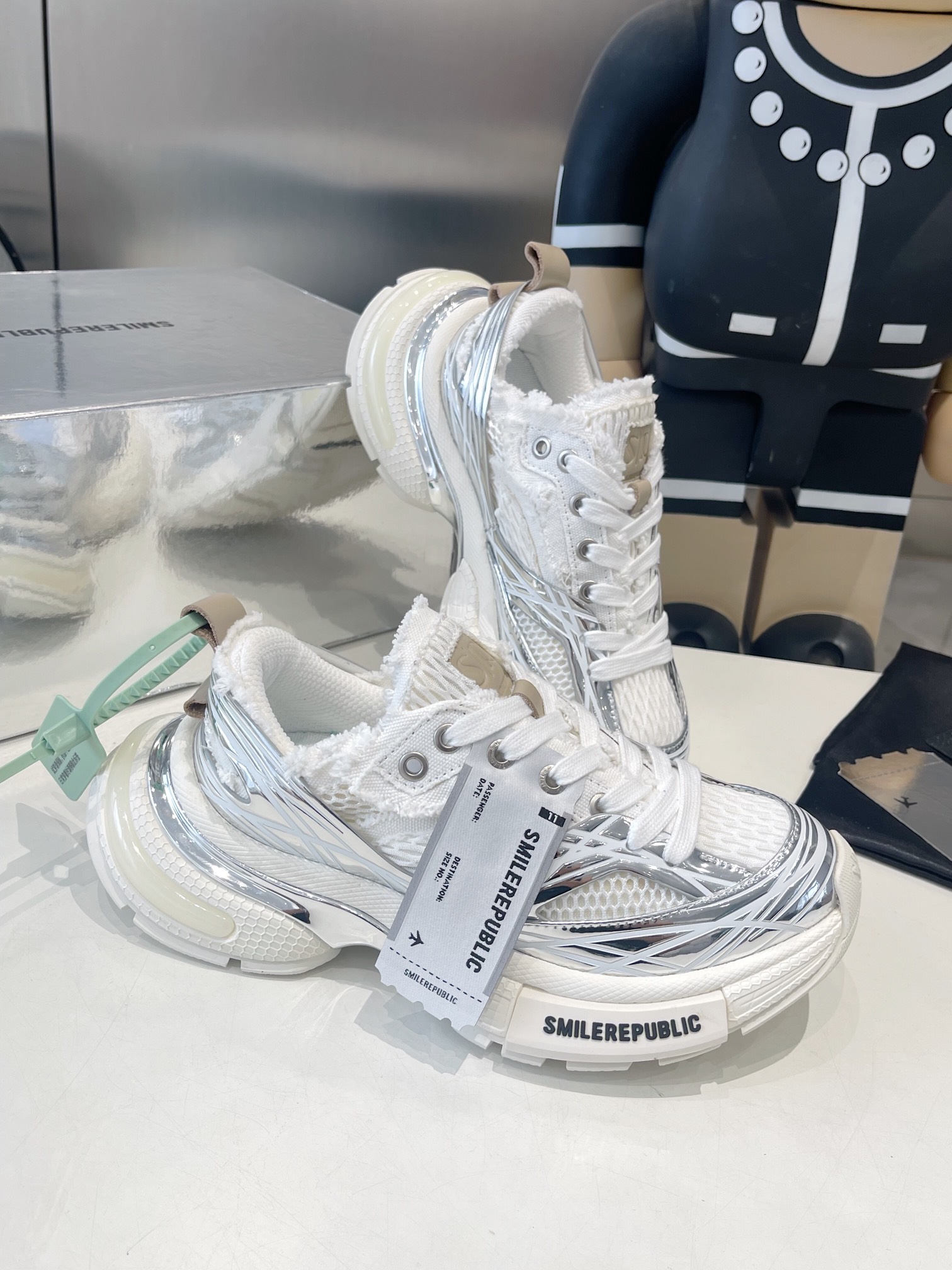 SKYLINE SILVER MESH CLOTH
链接现实与未来 突破时间的局限
以全新之姿诠释冷冽未来感极简风格
重塑多元化自我 呈现机械神秘感
码数35-45