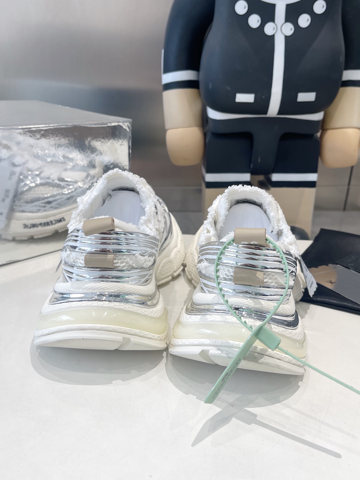 SKYLINE SILVER MESH CLOTH
链接现实与未来 突破时间的局限
以全新之姿诠释冷冽未来感极简风格
重塑多元化自我 呈现机械神秘感
码数35-45