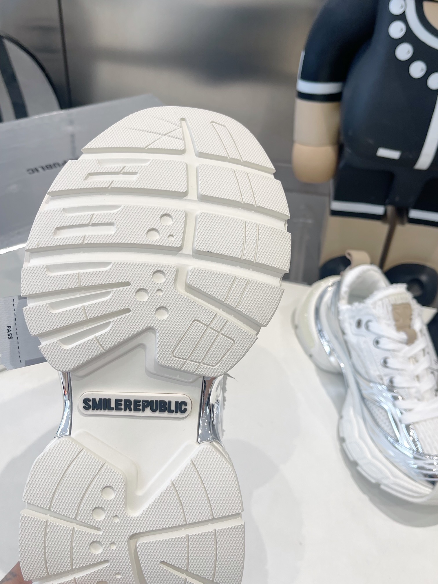 SKYLINE SILVER MESH CLOTH
链接现实与未来 突破时间的局限
以全新之姿诠释冷冽未来感极简风格
重塑多元化自我 呈现机械神秘感
码数35-45