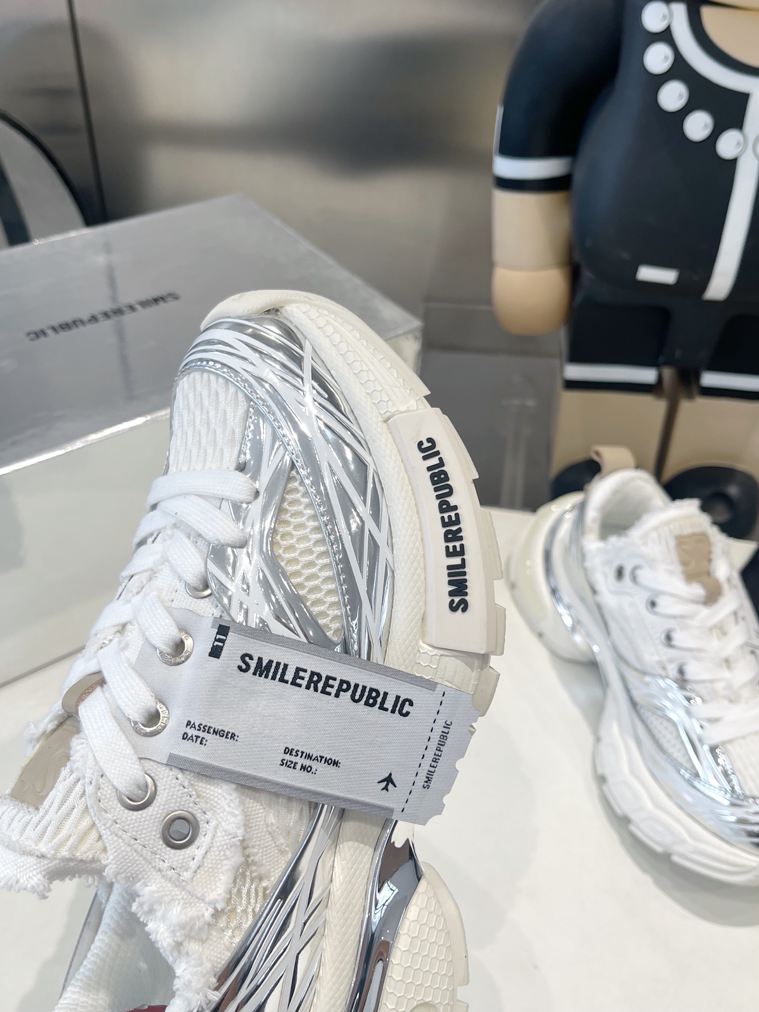 SKYLINE SILVER MESH CLOTH
链接现实与未来 突破时间的局限
以全新之姿诠释冷冽未来感极简风格
重塑多元化自我 呈现机械神秘感
码数35-45