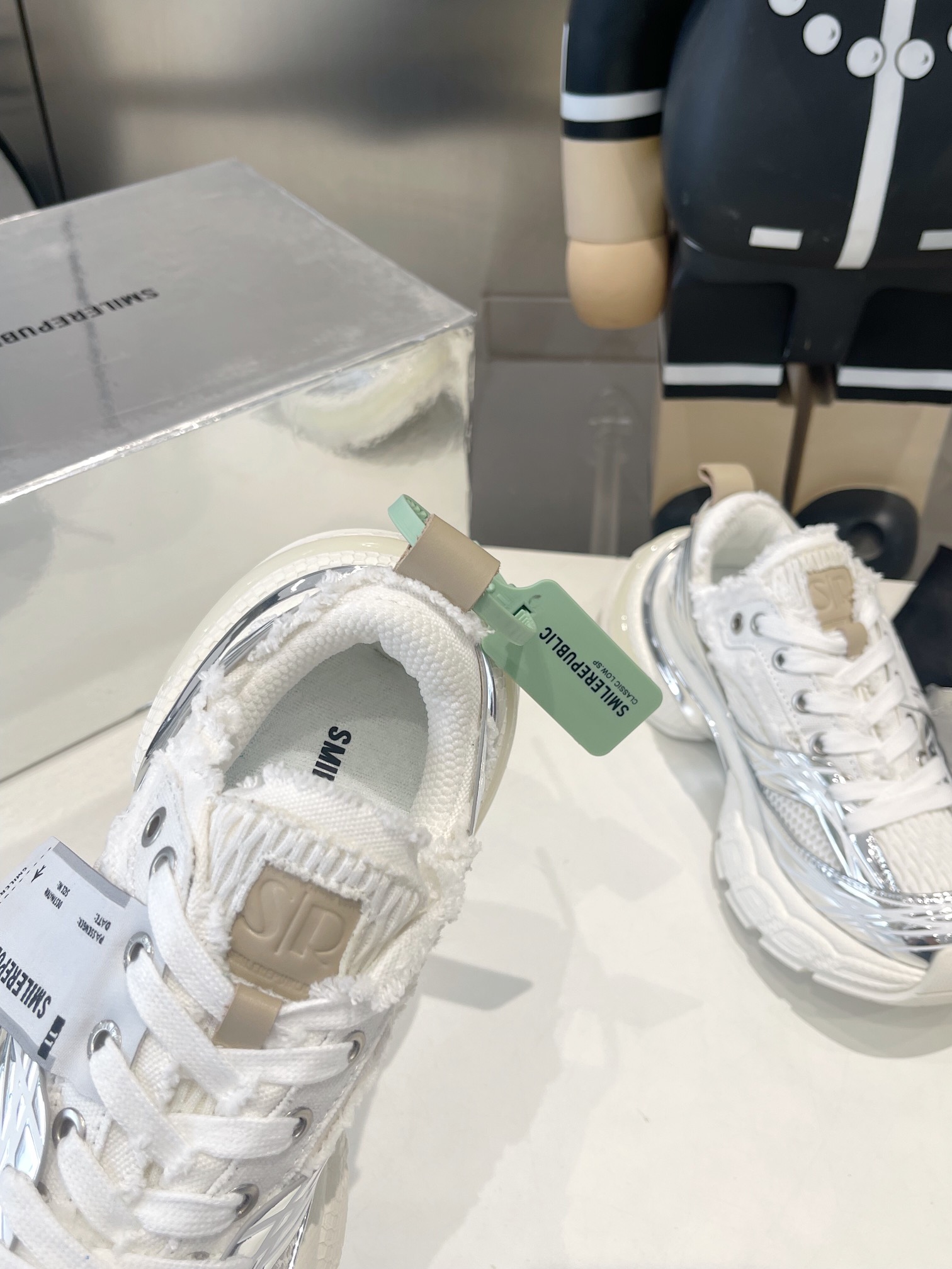 SKYLINE SILVER MESH CLOTH
链接现实与未来 突破时间的局限
以全新之姿诠释冷冽未来感极简风格
重塑多元化自我 呈现机械神秘感
码数35-45