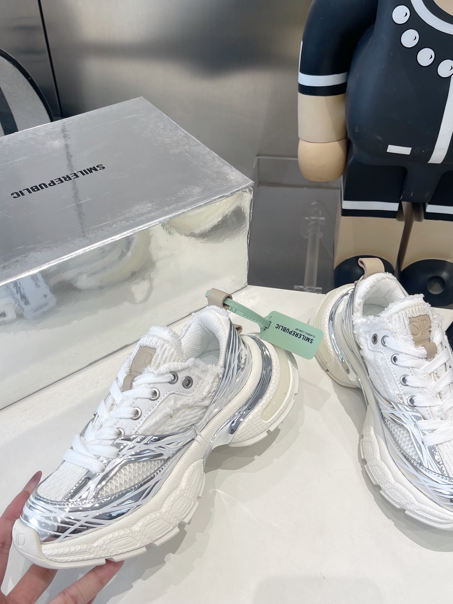 SKYLINE SILVER MESH CLOTH
链接现实与未来 突破时间的局限
以全新之姿诠释冷冽未来感极简风格
重塑多元化自我 呈现机械神秘感
码数35-45