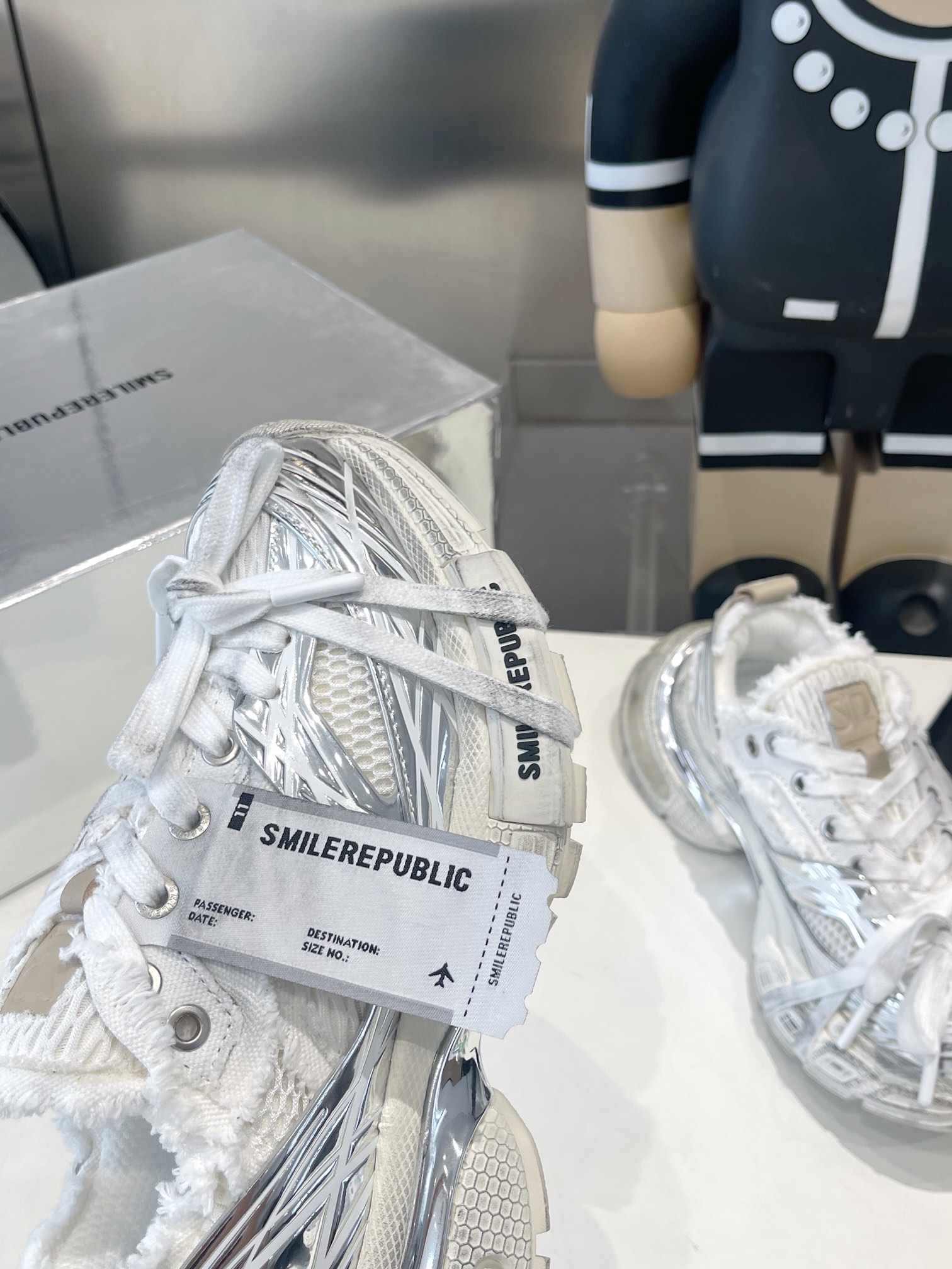 SKYLINE SILVER MESH CLOTH
链接现实与未来 突破时间的局限
以全新之姿诠释冷冽未来感极简风格
重塑多元化自我 呈现机械神秘感
码数35-45
