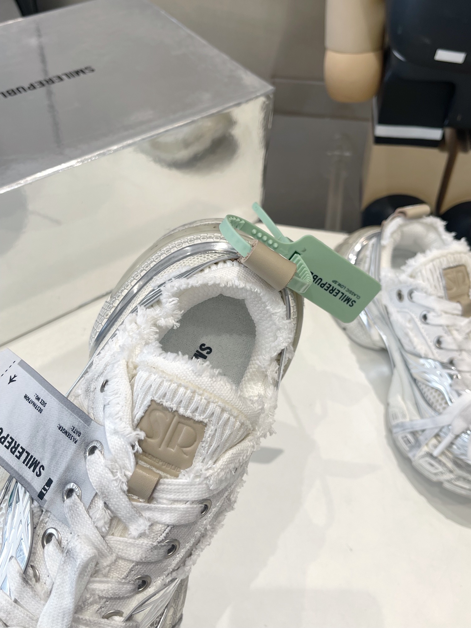 SKYLINE SILVER MESH CLOTH
链接现实与未来 突破时间的局限
以全新之姿诠释冷冽未来感极简风格
重塑多元化自我 呈现机械神秘感
码数35-45