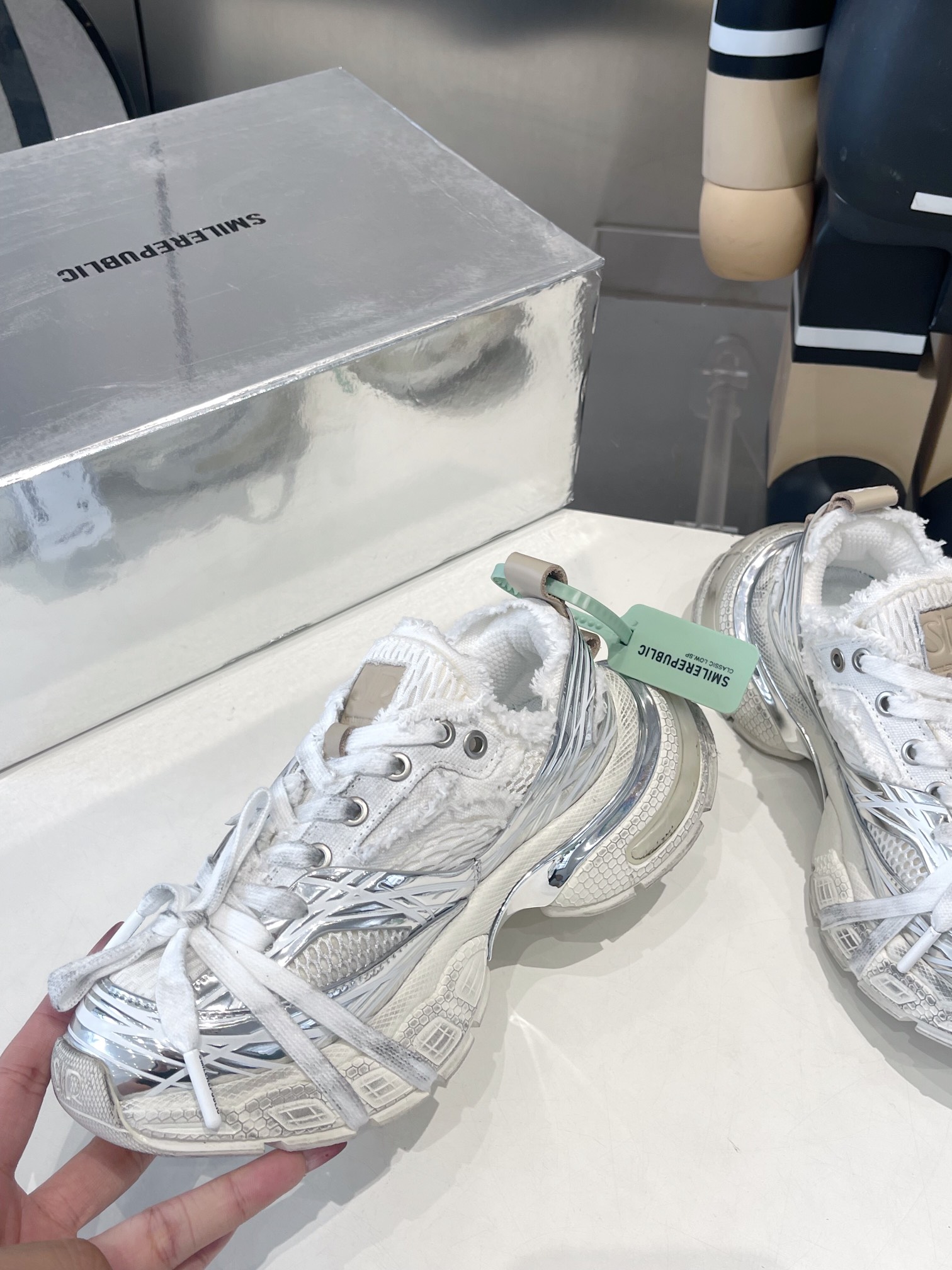 SKYLINE SILVER MESH CLOTH
链接现实与未来 突破时间的局限
以全新之姿诠释冷冽未来感极简风格
重塑多元化自我 呈现机械神秘感
码数35-45