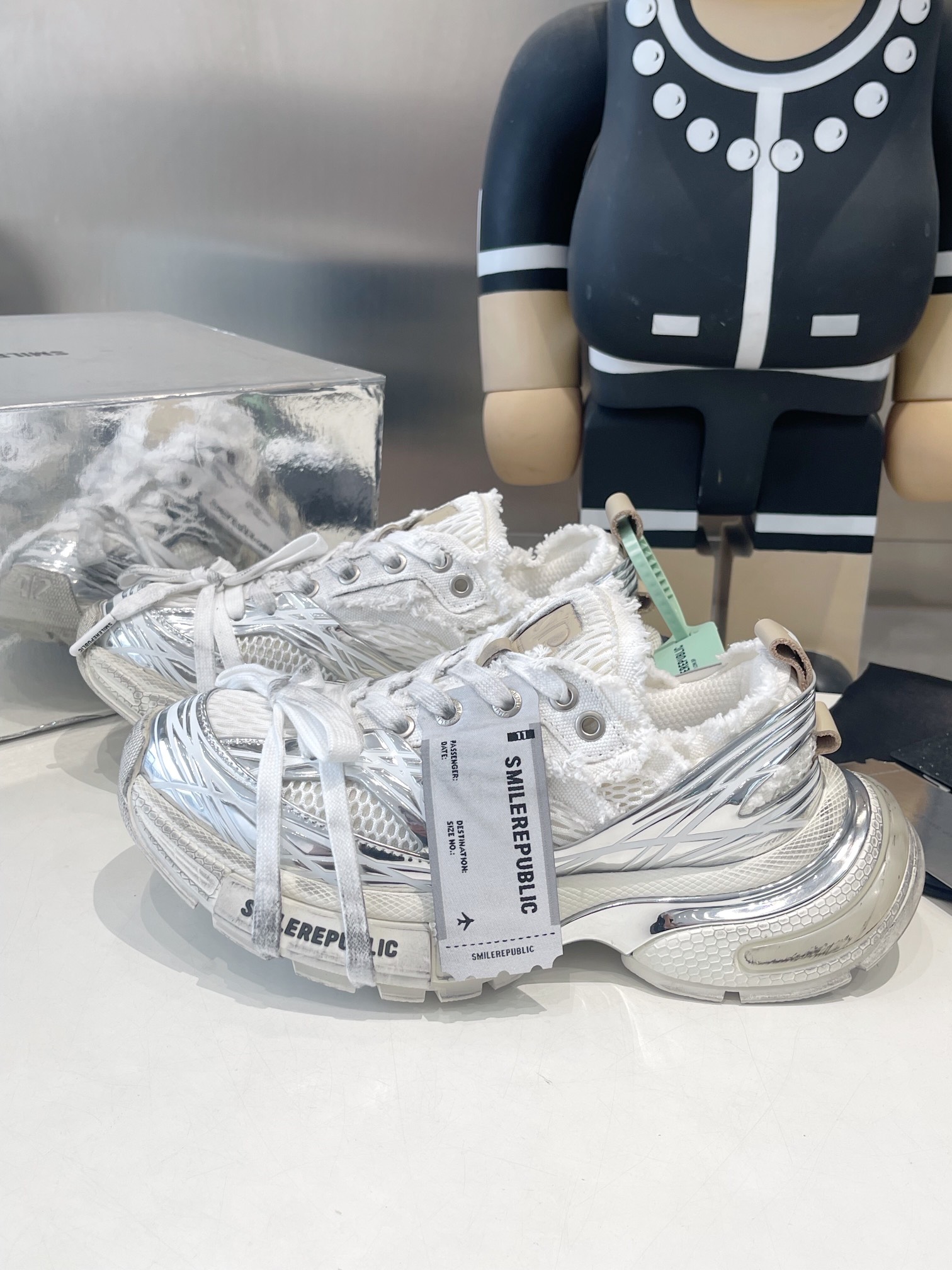 SKYLINE SILVER MESH CLOTH
链接现实与未来 突破时间的局限
以全新之姿诠释冷冽未来感极简风格
重塑多元化自我 呈现机械神秘感
码数35-45