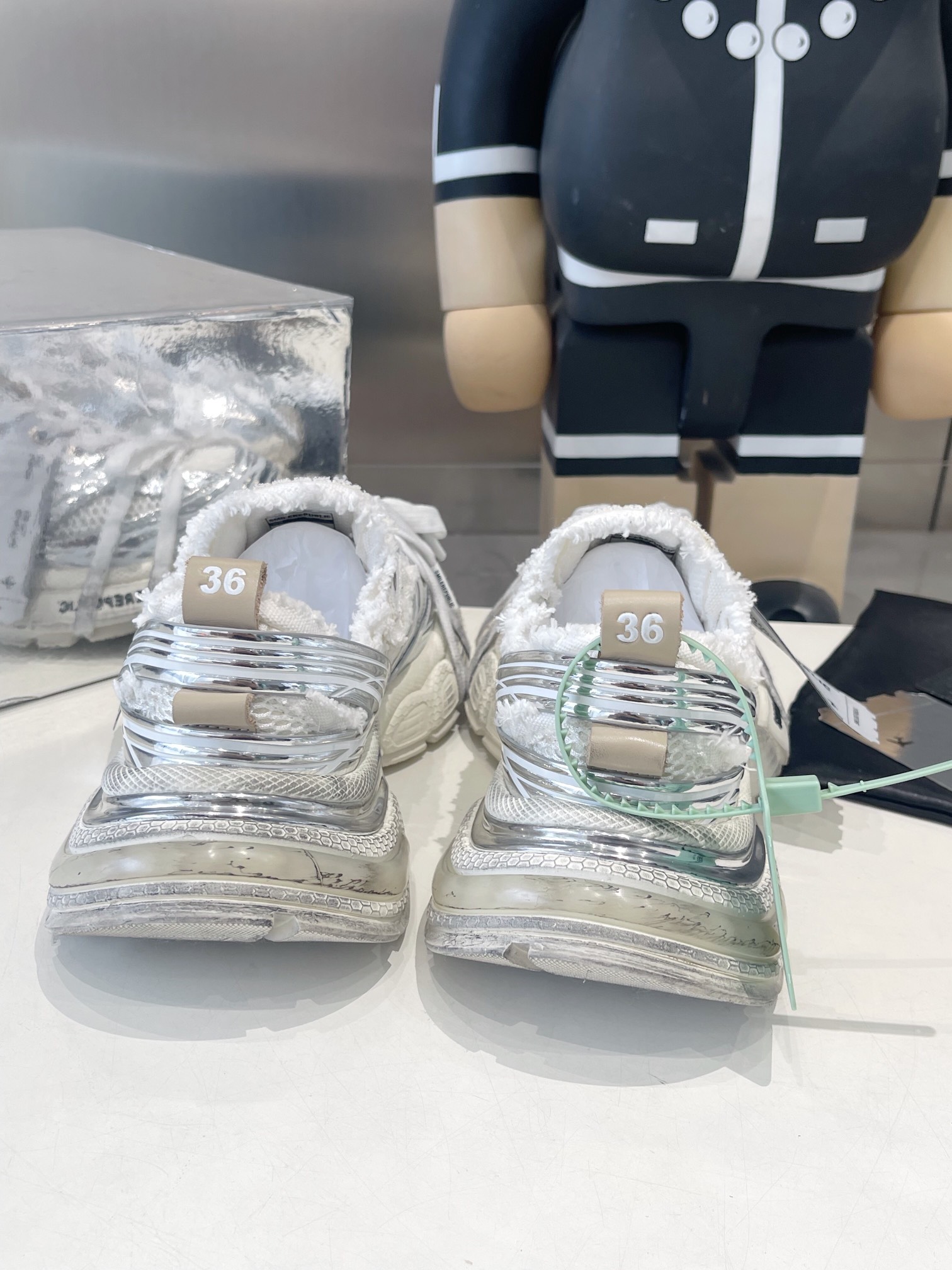 SKYLINE SILVER MESH CLOTH
链接现实与未来 突破时间的局限
以全新之姿诠释冷冽未来感极简风格
重塑多元化自我 呈现机械神秘感
码数35-45