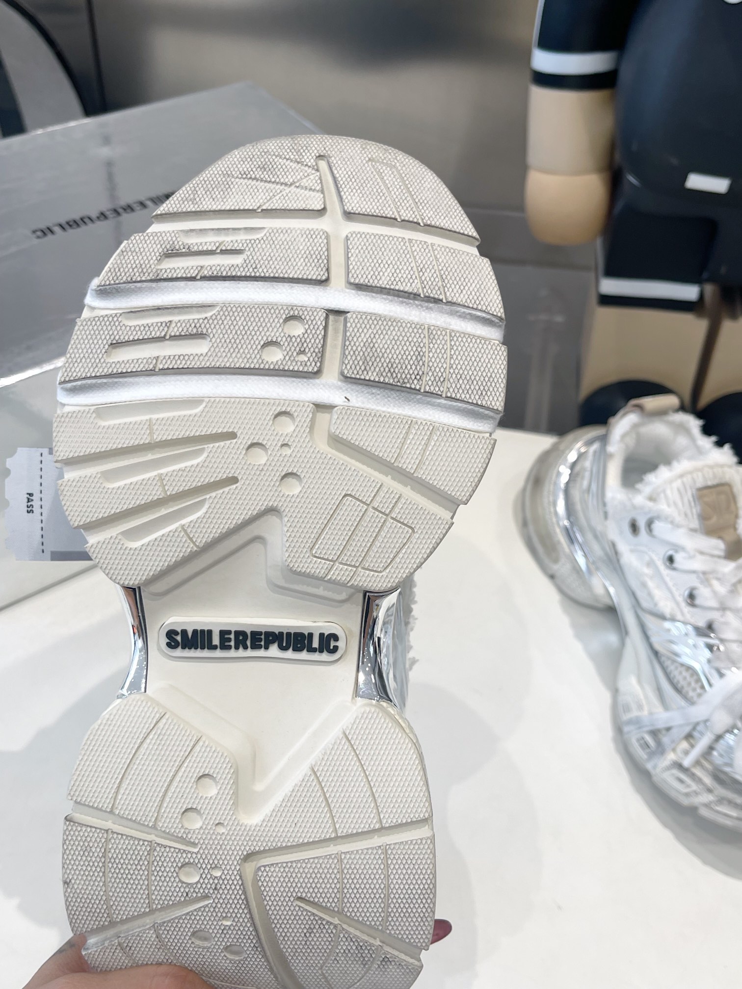 SKYLINE SILVER MESH CLOTH
链接现实与未来 突破时间的局限
以全新之姿诠释冷冽未来感极简风格
重塑多元化自我 呈现机械神秘感
码数35-45