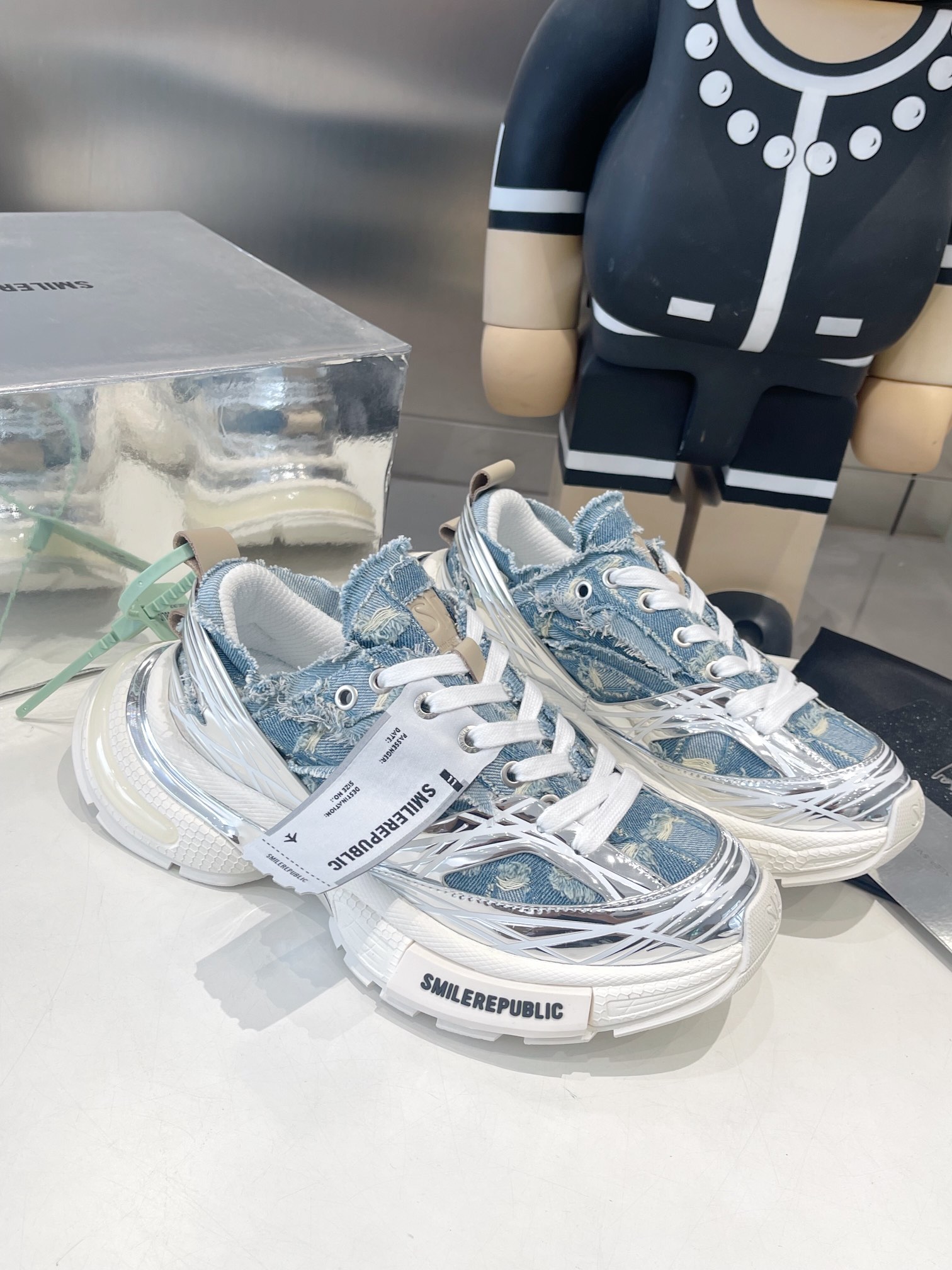 SKYLINE SILVER MESH CLOTH
链接现实与未来 突破时间的局限
以全新之姿诠释冷冽未来感极简风格
重塑多元化自我 呈现机械神秘感
码数35-45