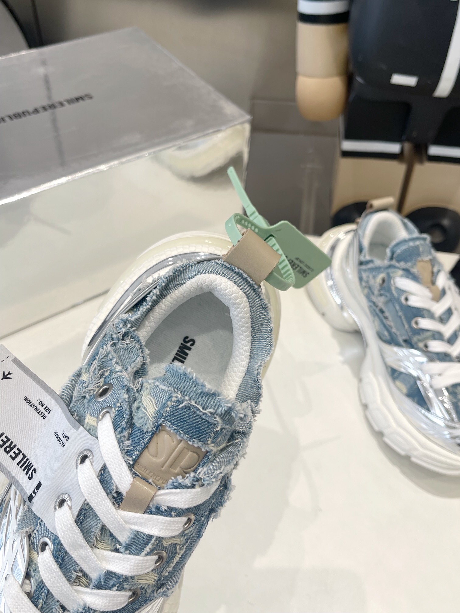 SKYLINE SILVER MESH CLOTH
链接现实与未来 突破时间的局限
以全新之姿诠释冷冽未来感极简风格
重塑多元化自我 呈现机械神秘感
码数35-45
