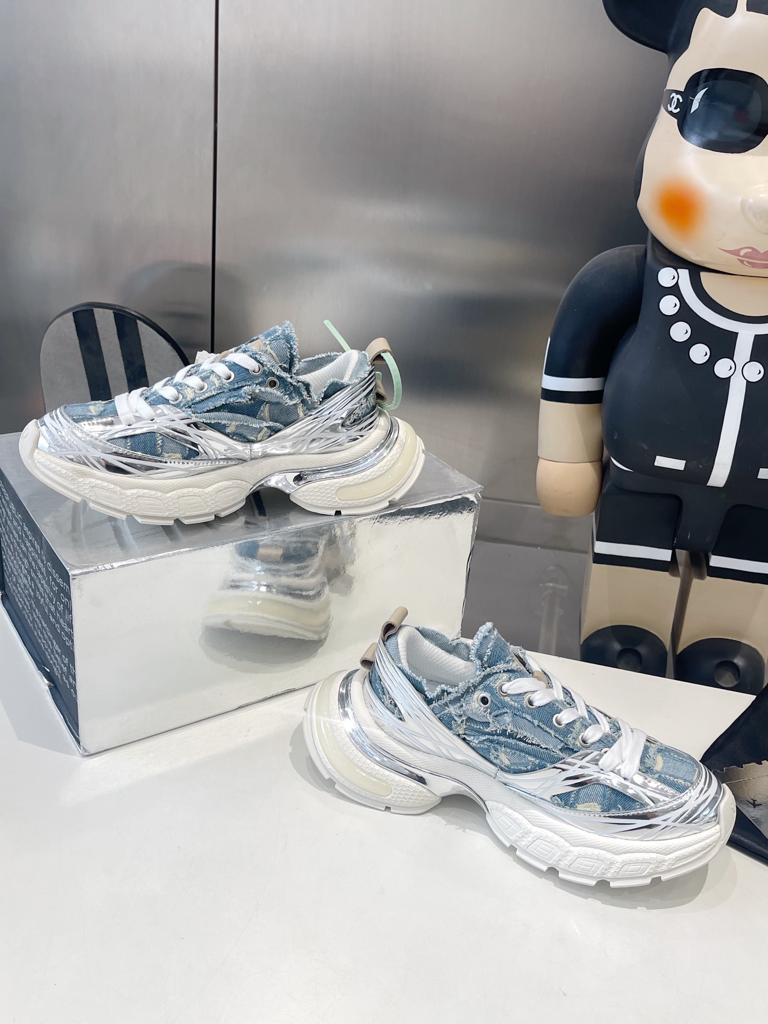 SKYLINE SILVER MESH CLOTH
链接现实与未来 突破时间的局限
以全新之姿诠释冷冽未来感极简风格
重塑多元化自我 呈现机械神秘感
码数35-45