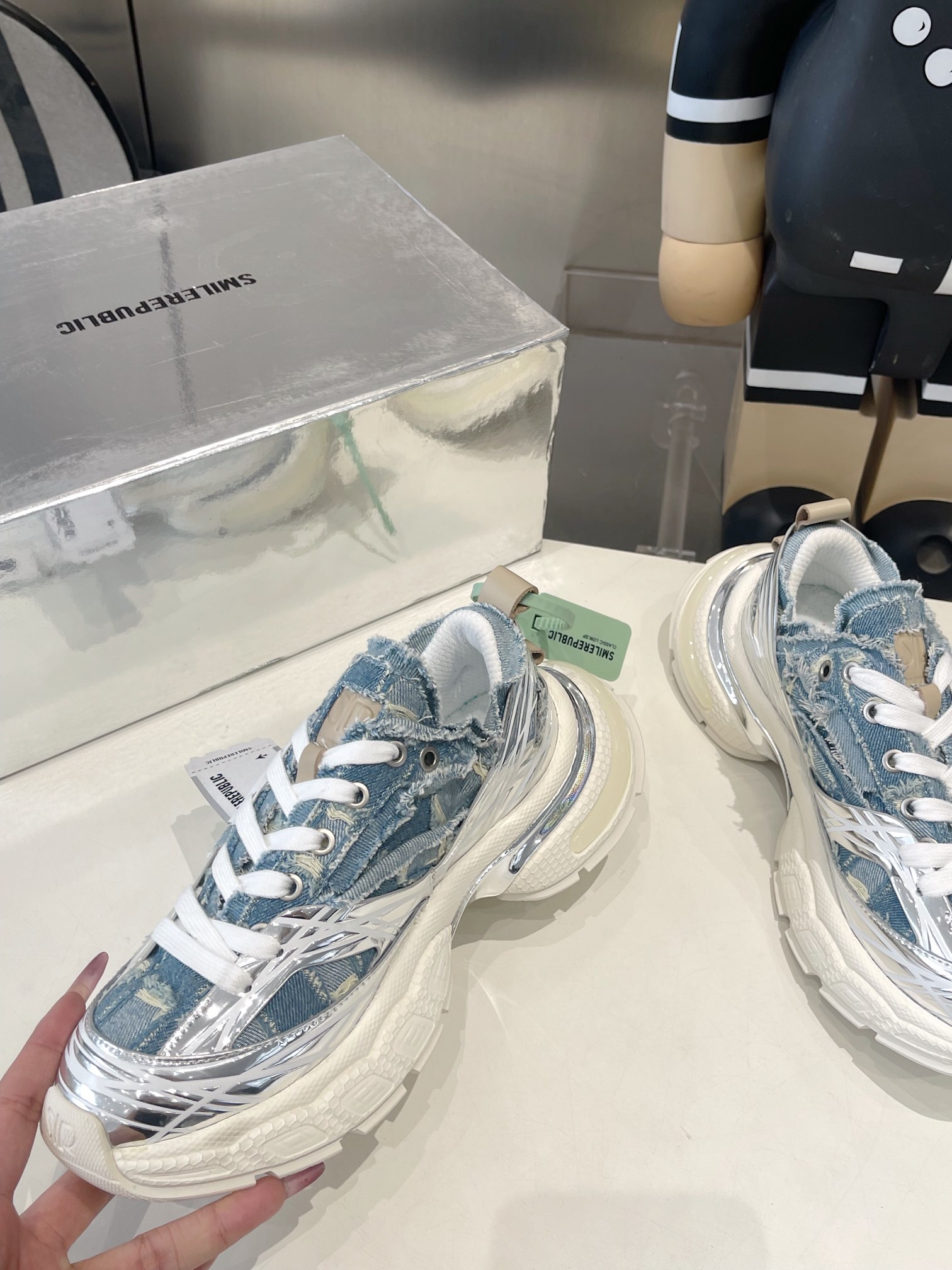 SKYLINE SILVER MESH CLOTH
链接现实与未来 突破时间的局限
以全新之姿诠释冷冽未来感极简风格
重塑多元化自我 呈现机械神秘感
码数35-45