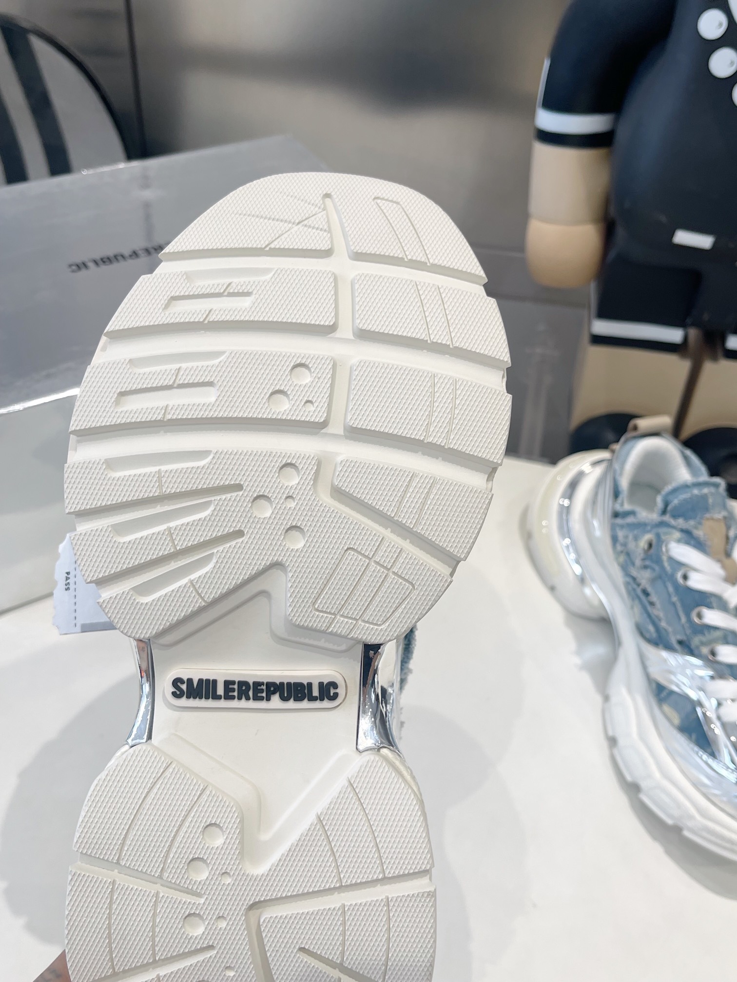 SKYLINE SILVER MESH CLOTH
链接现实与未来 突破时间的局限
以全新之姿诠释冷冽未来感极简风格
重塑多元化自我 呈现机械神秘感
码数35-45