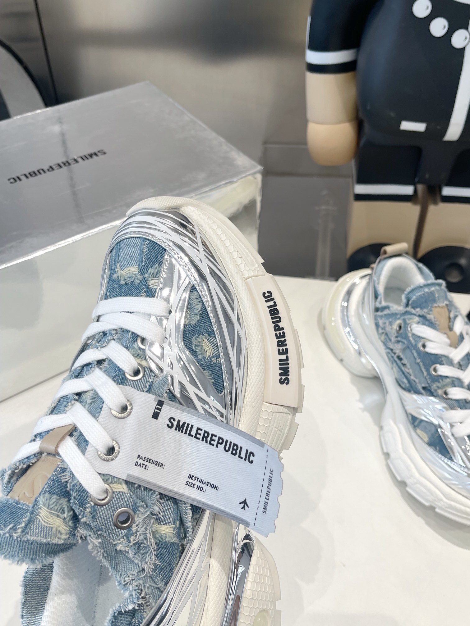SKYLINE SILVER MESH CLOTH
链接现实与未来 突破时间的局限
以全新之姿诠释冷冽未来感极简风格
重塑多元化自我 呈现机械神秘感
码数35-45