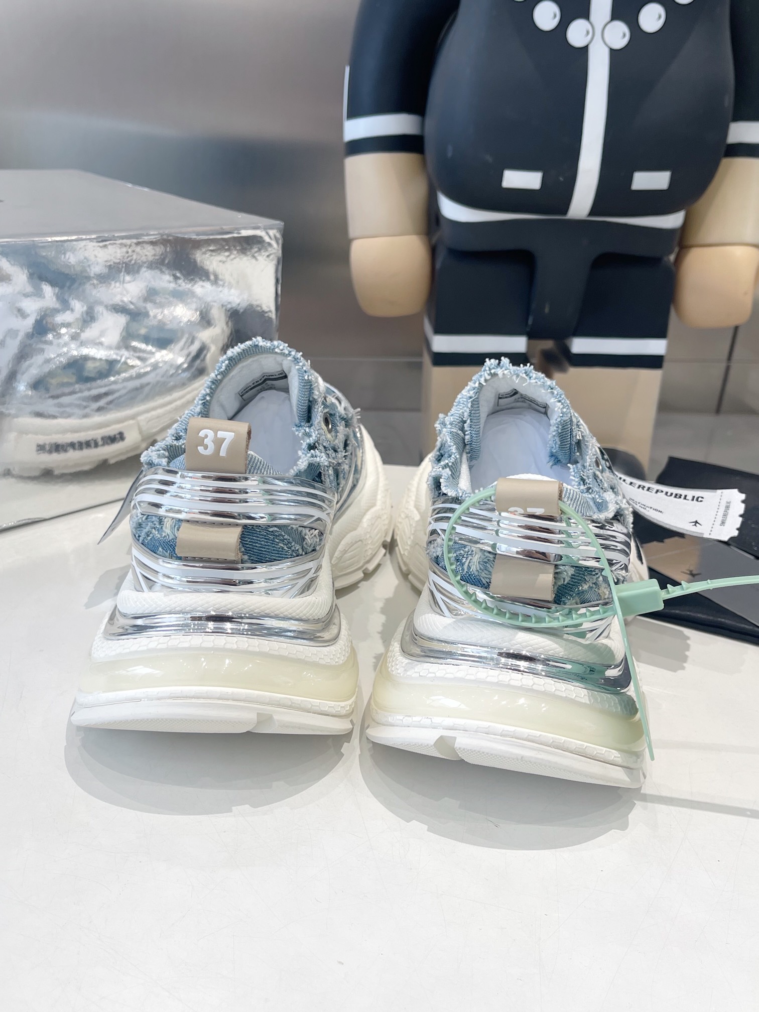 SKYLINE SILVER MESH CLOTH
链接现实与未来 突破时间的局限
以全新之姿诠释冷冽未来感极简风格
重塑多元化自我 呈现机械神秘感
码数35-45