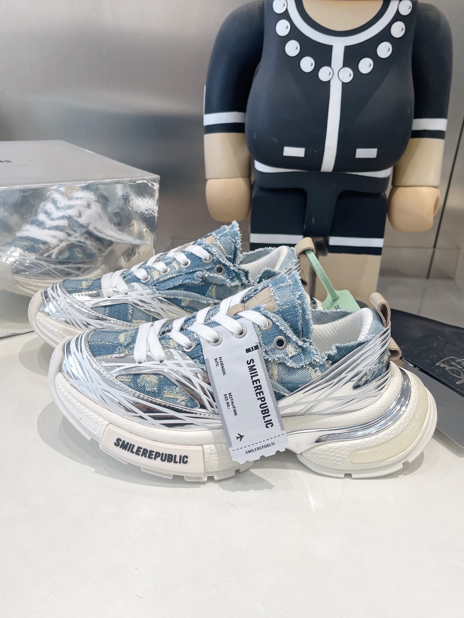 SKYLINE SILVER MESH CLOTH
链接现实与未来 突破时间的局限
以全新之姿诠释冷冽未来感极简风格
重塑多元化自我 呈现机械神秘感
码数35-45