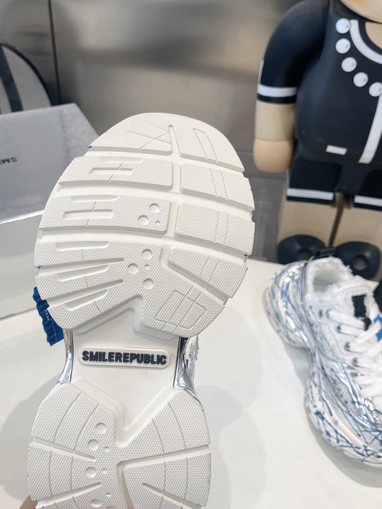 SKYLINE SILVER MESH CLOTH
链接现实与未来 突破时间的局限
以全新之姿诠释冷冽未来感极简风格
重塑多元化自我 呈现机械神秘感
码数35-45