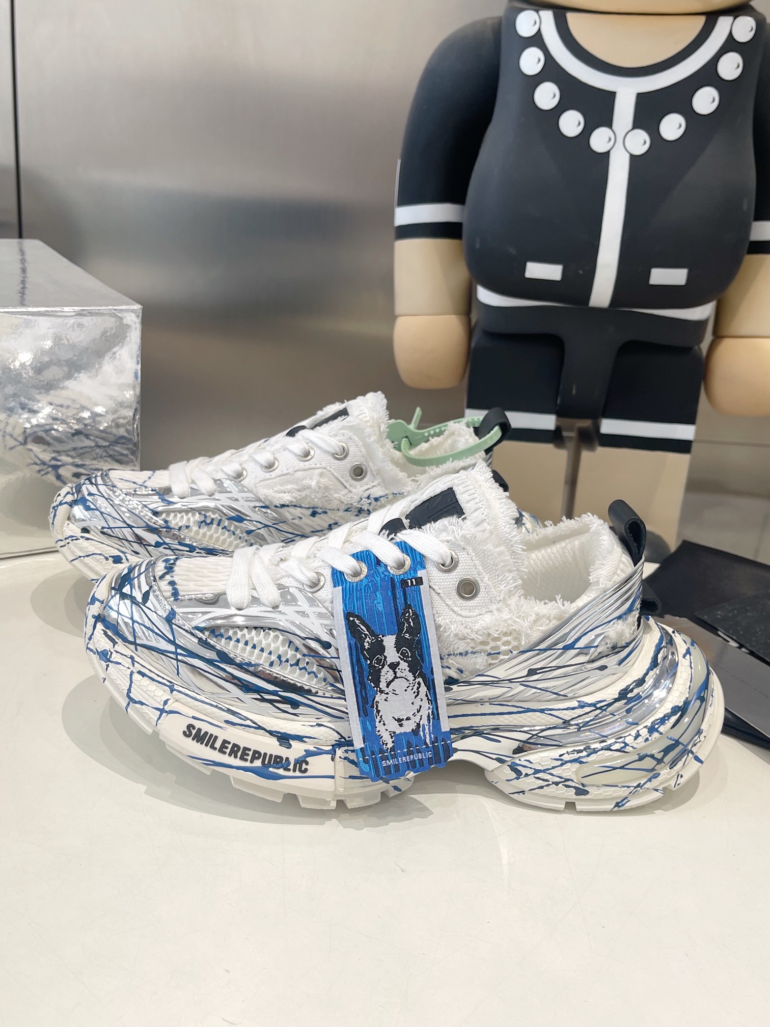 SKYLINE SILVER MESH CLOTH
链接现实与未来 突破时间的局限
以全新之姿诠释冷冽未来感极简风格
重塑多元化自我 呈现机械神秘感
码数35-45
