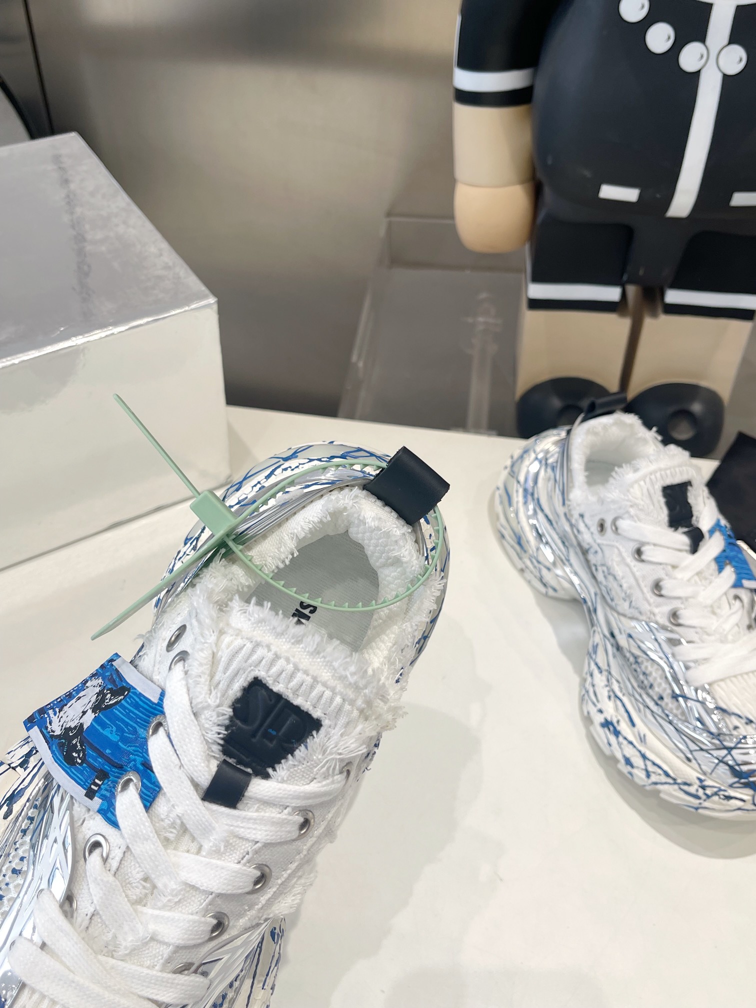 SKYLINE SILVER MESH CLOTH
链接现实与未来 突破时间的局限
以全新之姿诠释冷冽未来感极简风格
重塑多元化自我 呈现机械神秘感
码数35-45