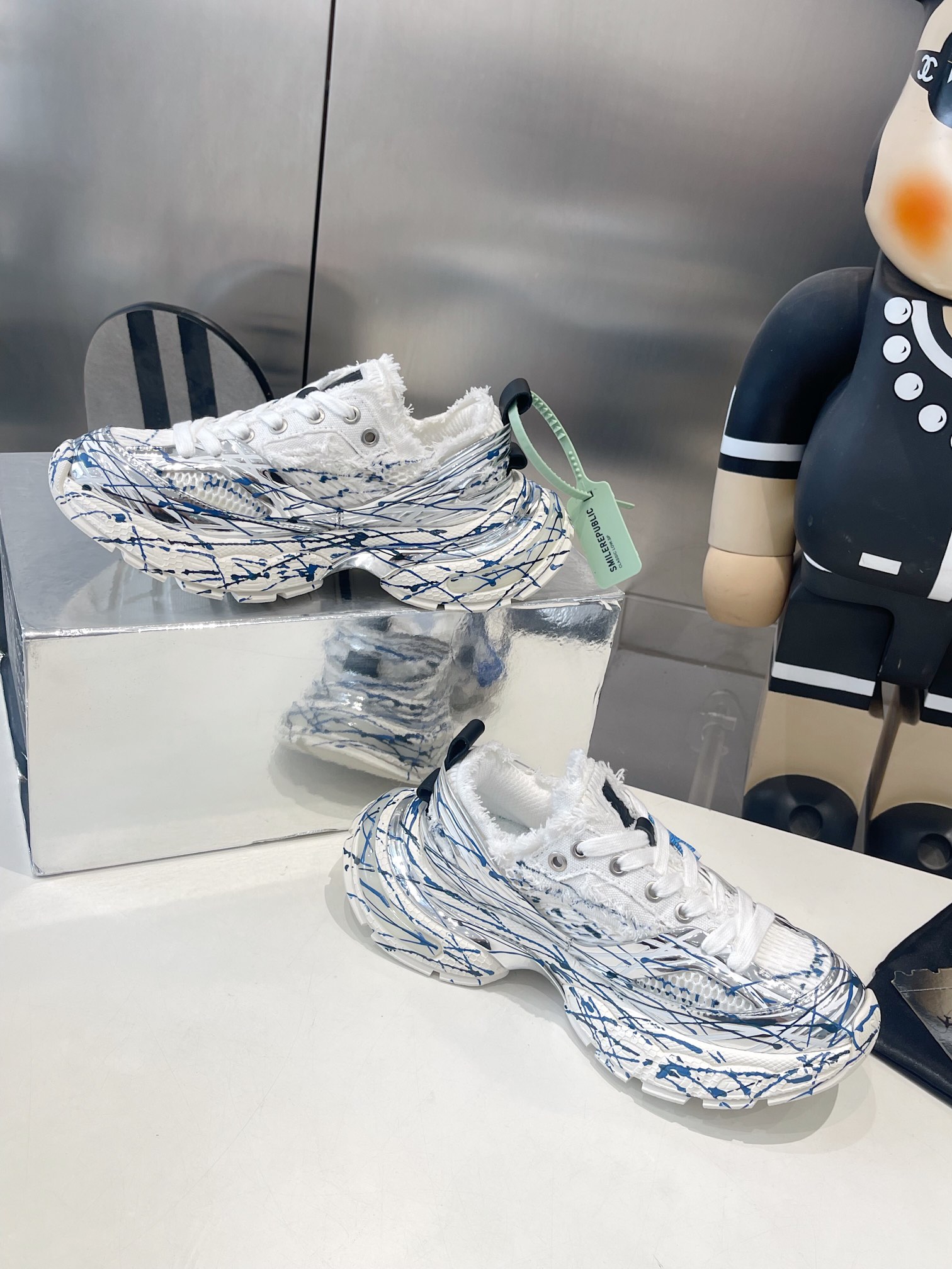 SKYLINE SILVER MESH CLOTH
链接现实与未来 突破时间的局限
以全新之姿诠释冷冽未来感极简风格
重塑多元化自我 呈现机械神秘感
码数35-45