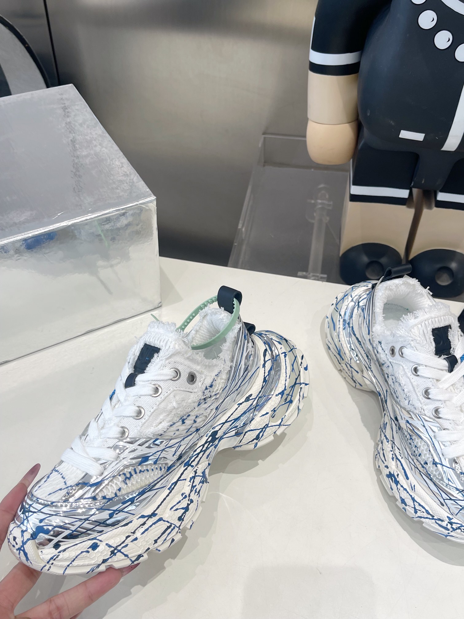 SKYLINE SILVER MESH CLOTH
链接现实与未来 突破时间的局限
以全新之姿诠释冷冽未来感极简风格
重塑多元化自我 呈现机械神秘感
码数35-45