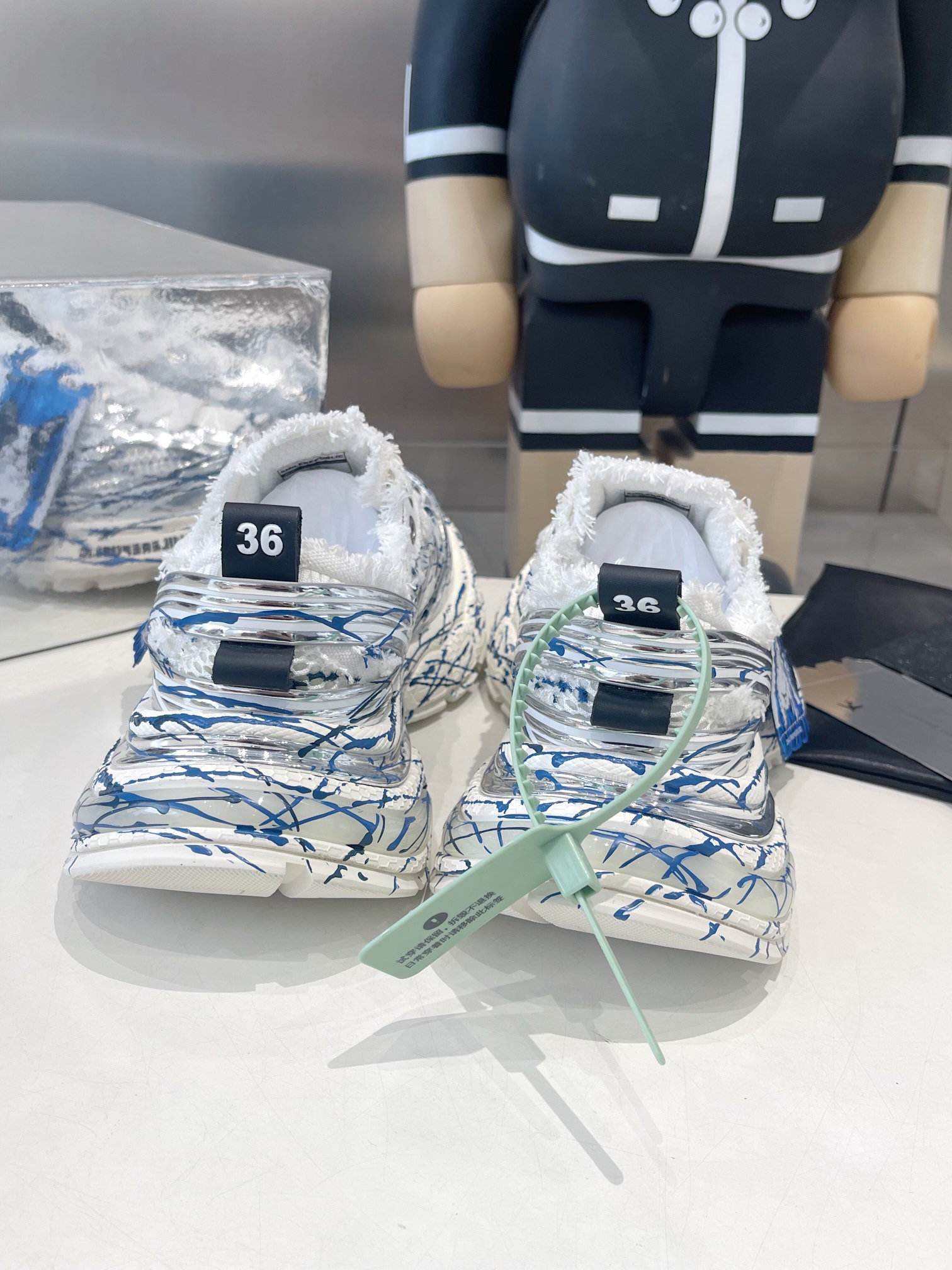 SKYLINE SILVER MESH CLOTH
链接现实与未来 突破时间的局限
以全新之姿诠释冷冽未来感极简风格
重塑多元化自我 呈现机械神秘感
码数35-45