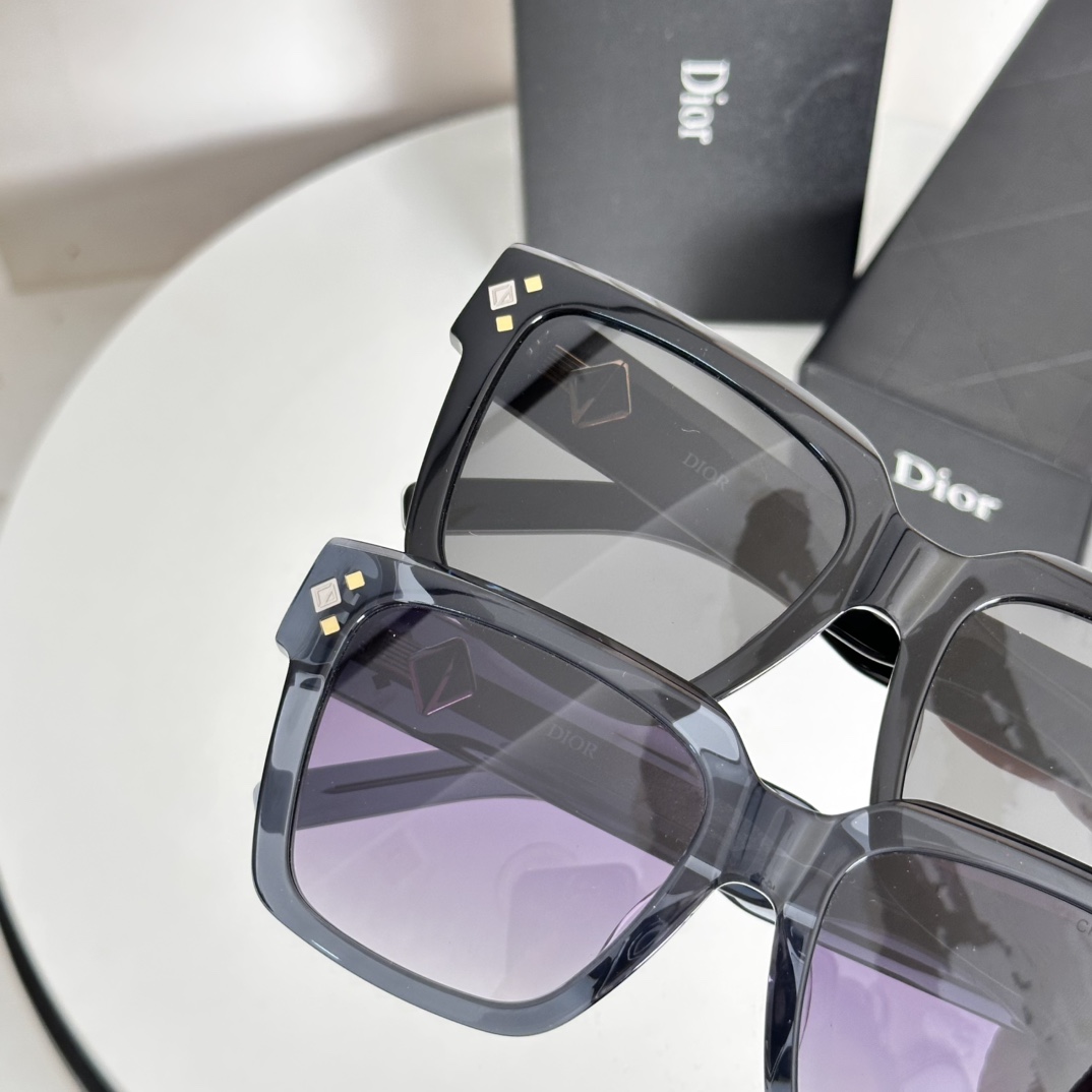  ‼️CD 新款
型号  DiamondS3F   
尺码  53-19-145
官网一比一同款  五个